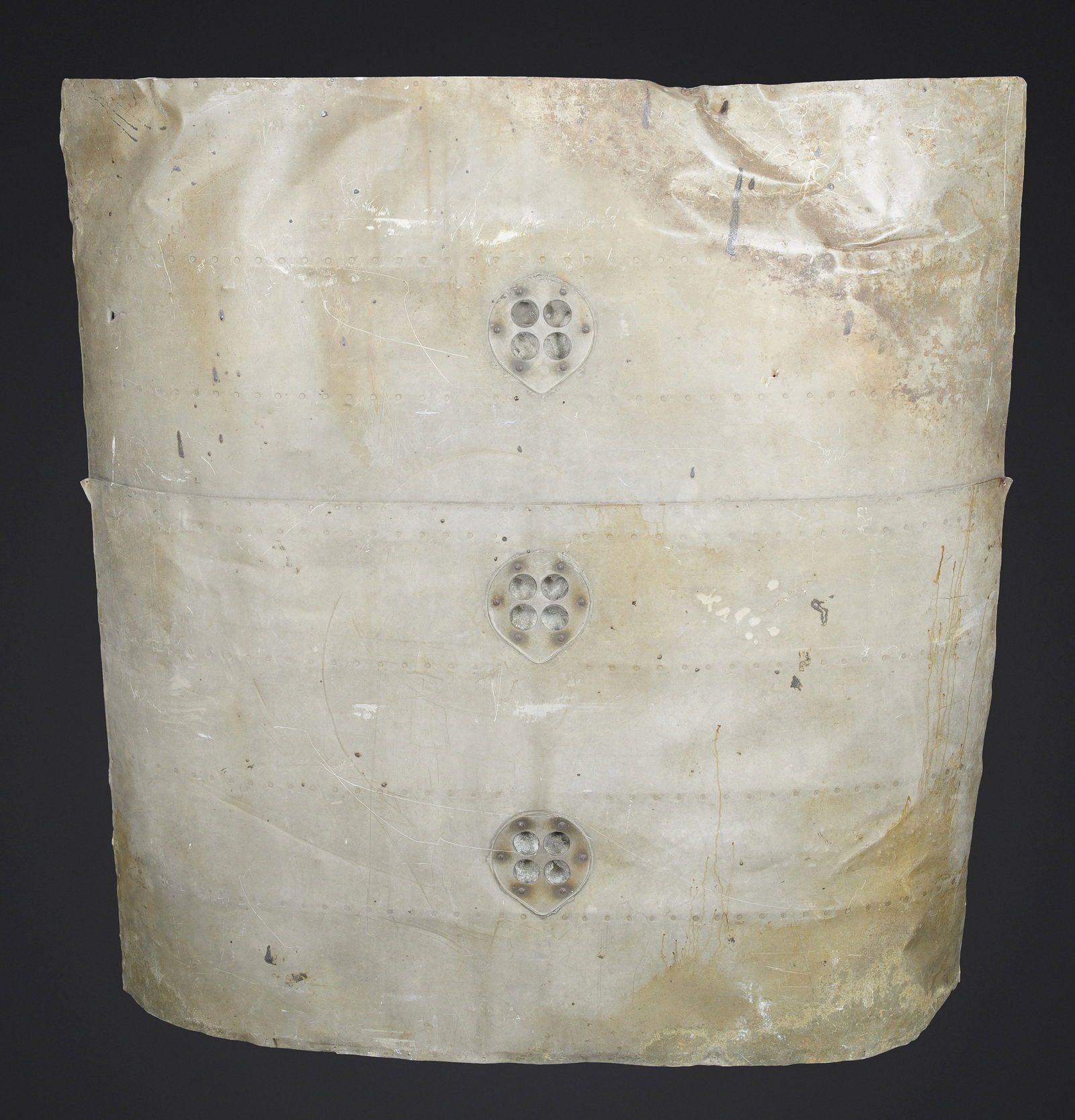 Morceau de carlingue d avion. Aircraft fuselage fragment.: Morceau de carlingue d avion. En aluminium. Tres grande piece disposant de trois ouvertures d aeration. Peinture a 40%. Nombreuses bosses. Sans marquages visibles. Piece provenant d un crash. Dimensio