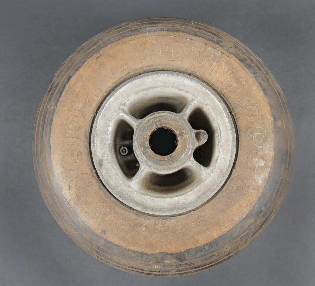 Pneu de train d atterrissage d avion LW. Luftwaffe aircraft landing gear tyre.: Pneu de train d atterrissage d avion LW. Pneu en caoutchouc noir et blanc. Marquages Dunlop 260 x 85. Ka PFL 618. Moyeu central en metal complet. A noter une certaine usure et patine de la piece. Diam