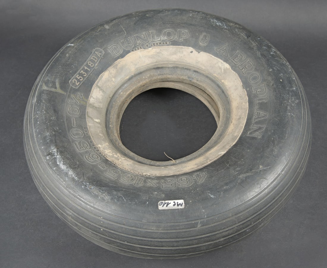 Pneu de ME 110. Messerschmitt Bf 110 tyre.: Pneu de ME 110. En caoutchouc noir avec bande blanche. Fabrication Dunlop 465 x 165. Le pneu est un peu craquele. Diametre a peu pres 43 cm. A noter une certaine usure et patine de la piece. Etat II+.