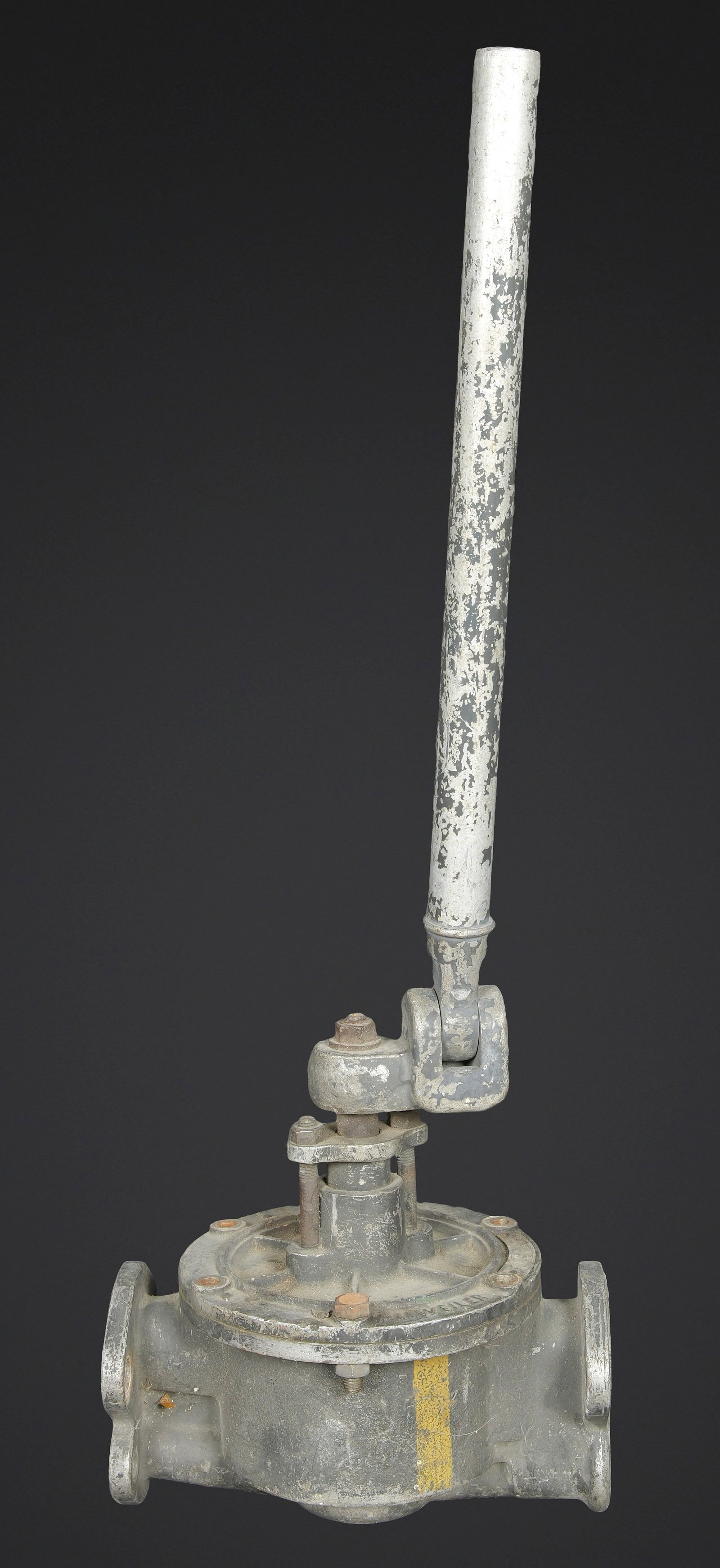 Pompe a essence LW. Luftwaffe fuel pump.: Pompe a essence LW. En metal. Les tuyaux de connexion sont absents. La manche est present. Plaquette marquee KPP4 FL 65830. Peinture gris bleu a 70%. Bande jaune presente. Poids environ 7 kg. A noter