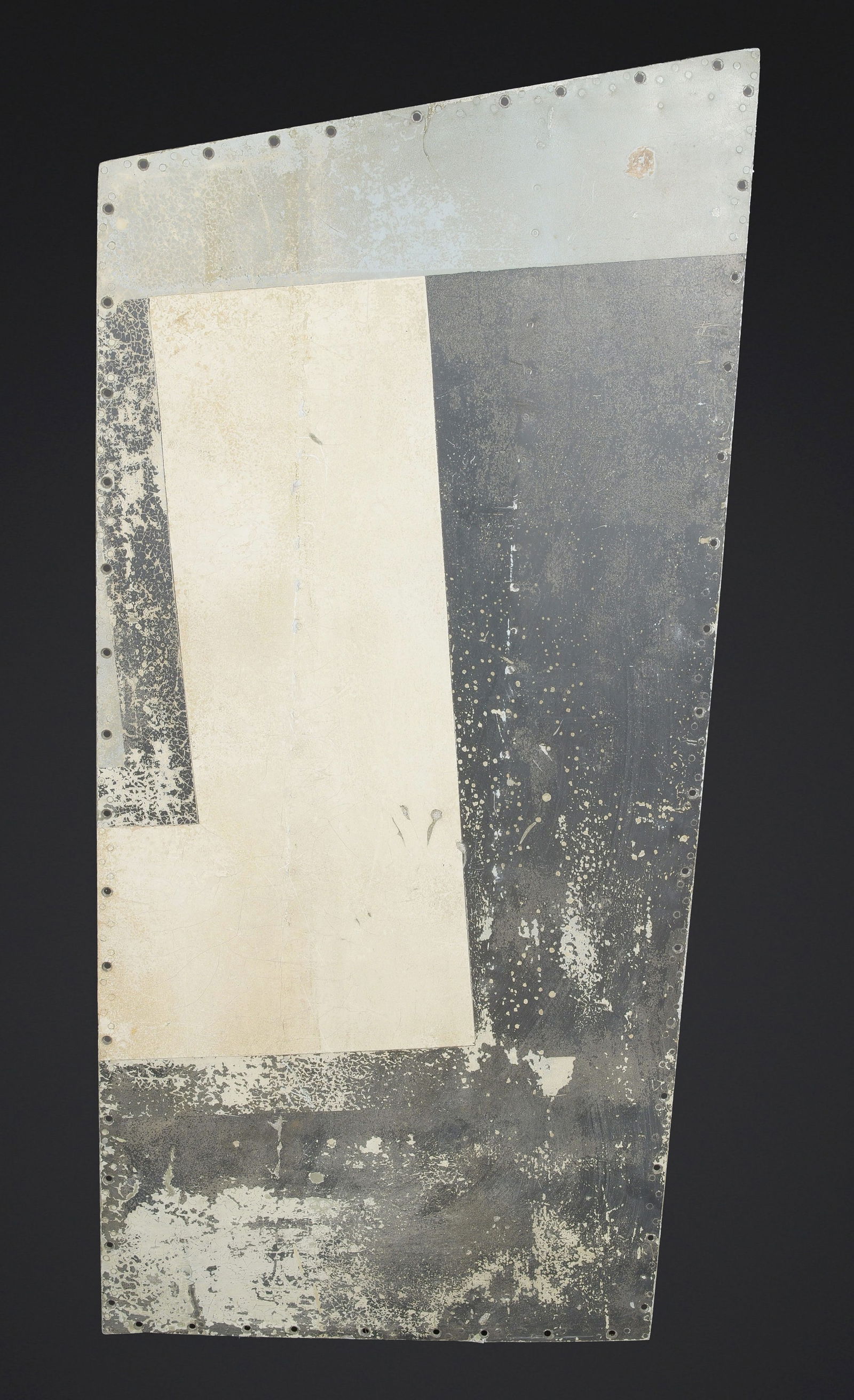 Morceau de derive de HE-111. Heinkel He 111 vertical tail fin fragment.: Morceau de derive de HE-111. En aluminium. Peinture au dos a 80%. Peinture grise avec une partie de l insigne national DE. Plaque constructeur marquee NDW He 111 P B NR 669 W Nr ZNR 111.525-142 Abnahm