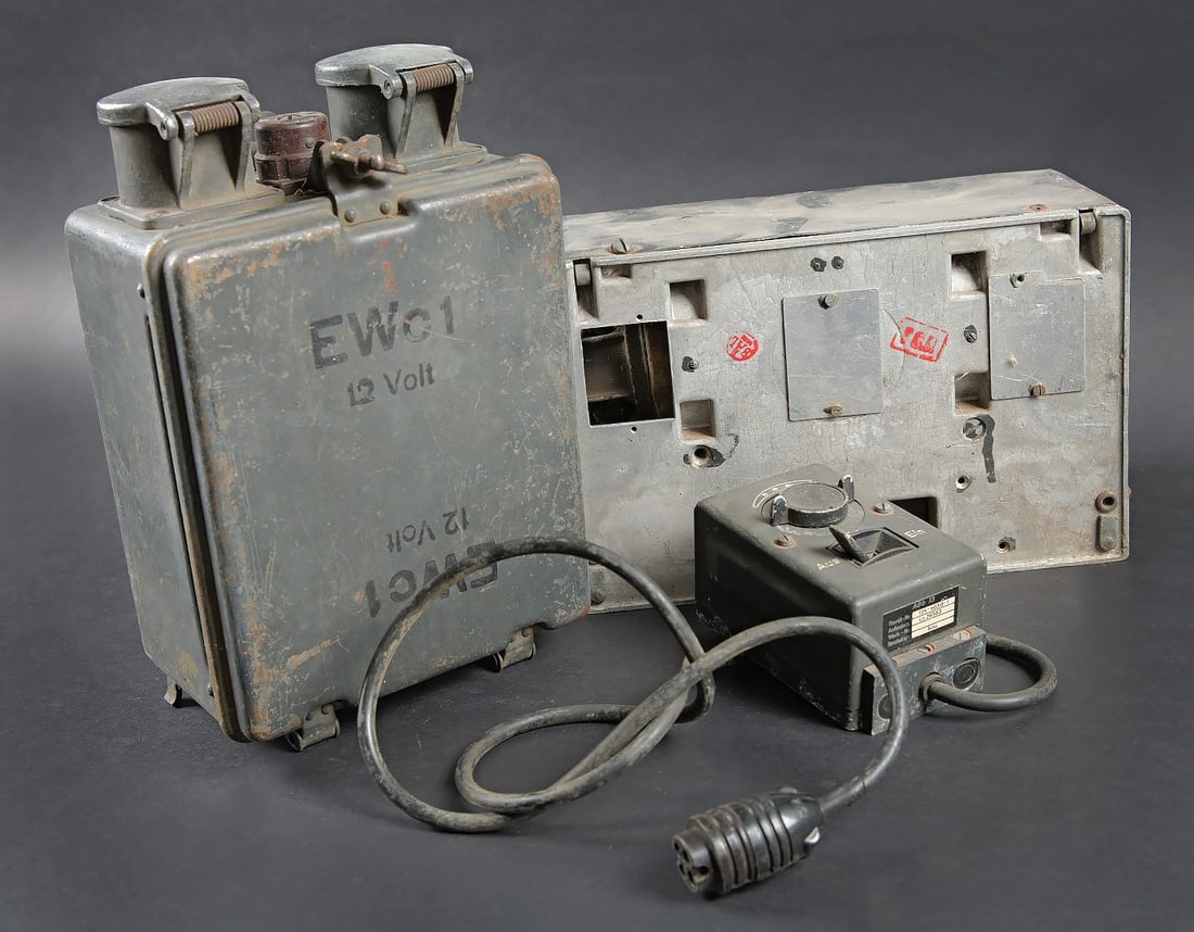 Equipement electrique LW. Luftwaffe electrical equipment.: Equipement electrique LW. Comprenant un boitier en metal et aluminium, peinture gris bleu a 70%. Marquages Umformer U 11a LN 286678, modele de boitier se fixant a l interieur d un JU 188. Quelques bos