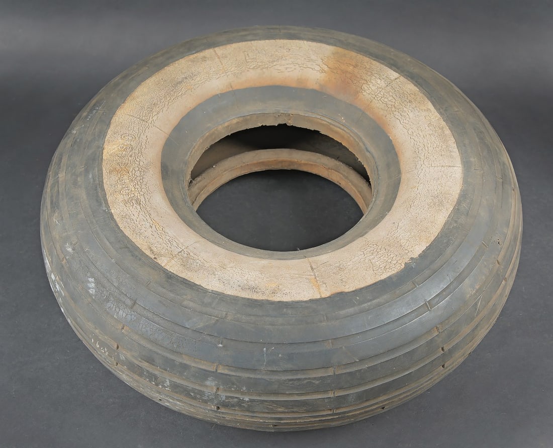 Pneu de Junker 52. Junkers Ju 52 tyre.: Pneu de Junker 52. En caoutchouc noir avec bande blanche. Le pneu est un peu craquele. Les marquages sont illisibles. Diametre a peu pres 45 cm. Fabrication Continental 500 x 180. A noter une certaine