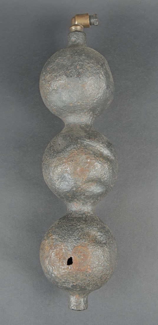 Bouteille d oxygene pour FW-190. Focke-Wulf Fw 190 oxygen cylinder.: Bouteille d oxygene pour FW-190. En metal, fortement oxydee et deforme. Piece provenant d un crash pendant la bataille de Bastogne. Embout en laiton. Sans marquages visibles. Bouteille a boule d oxyge