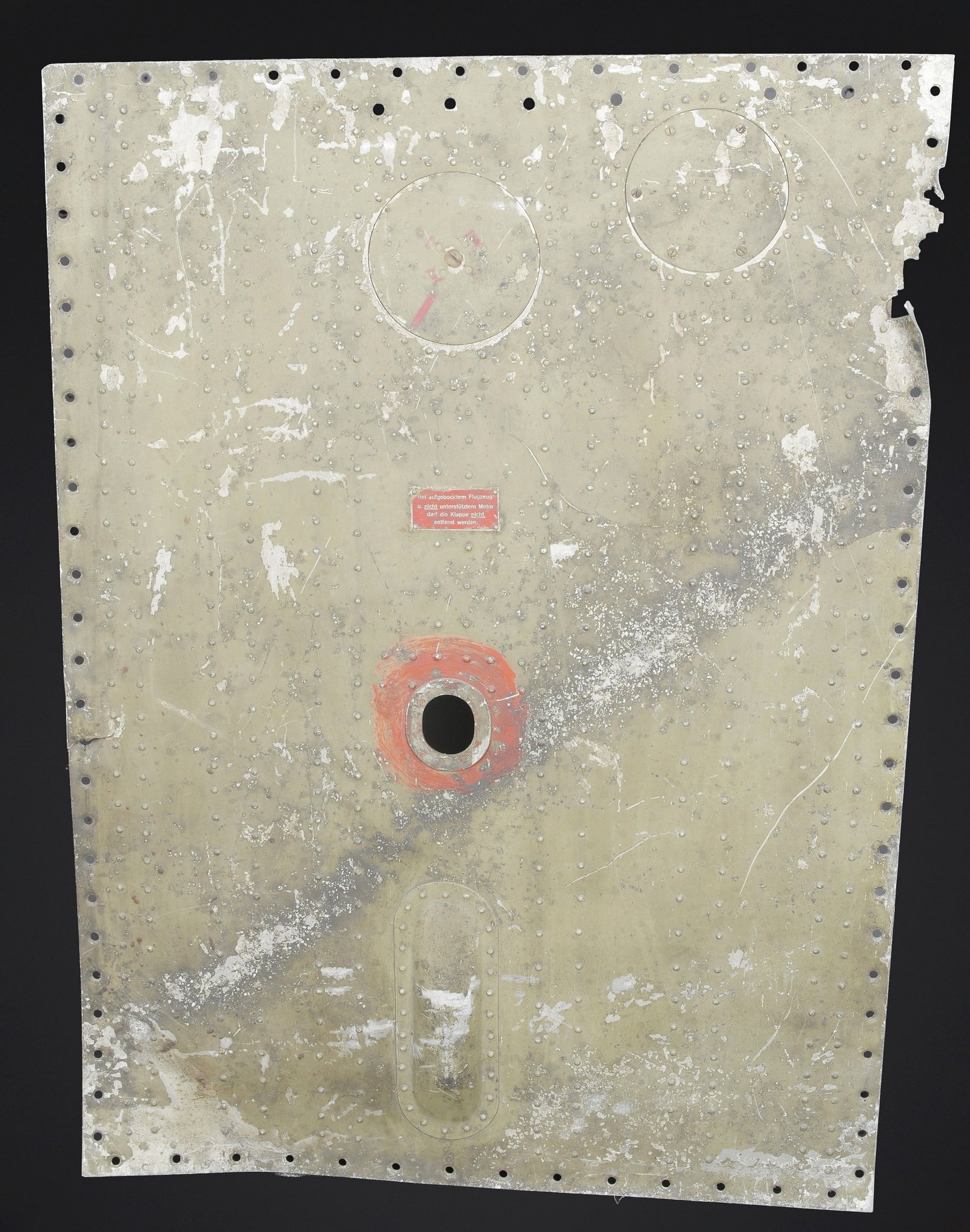 Morceau de carlingue Junkers. Junkers aircraft fuselage fragment.: Morceau de carlingue Junkerswerke. En aluminium, peinture a 30%. Nombreux manques sur les bordures. Piece provenant d un crash. Plaquette marquee Junkers Flugzeugwerke Motorenwerke AG Dessau Serie 380