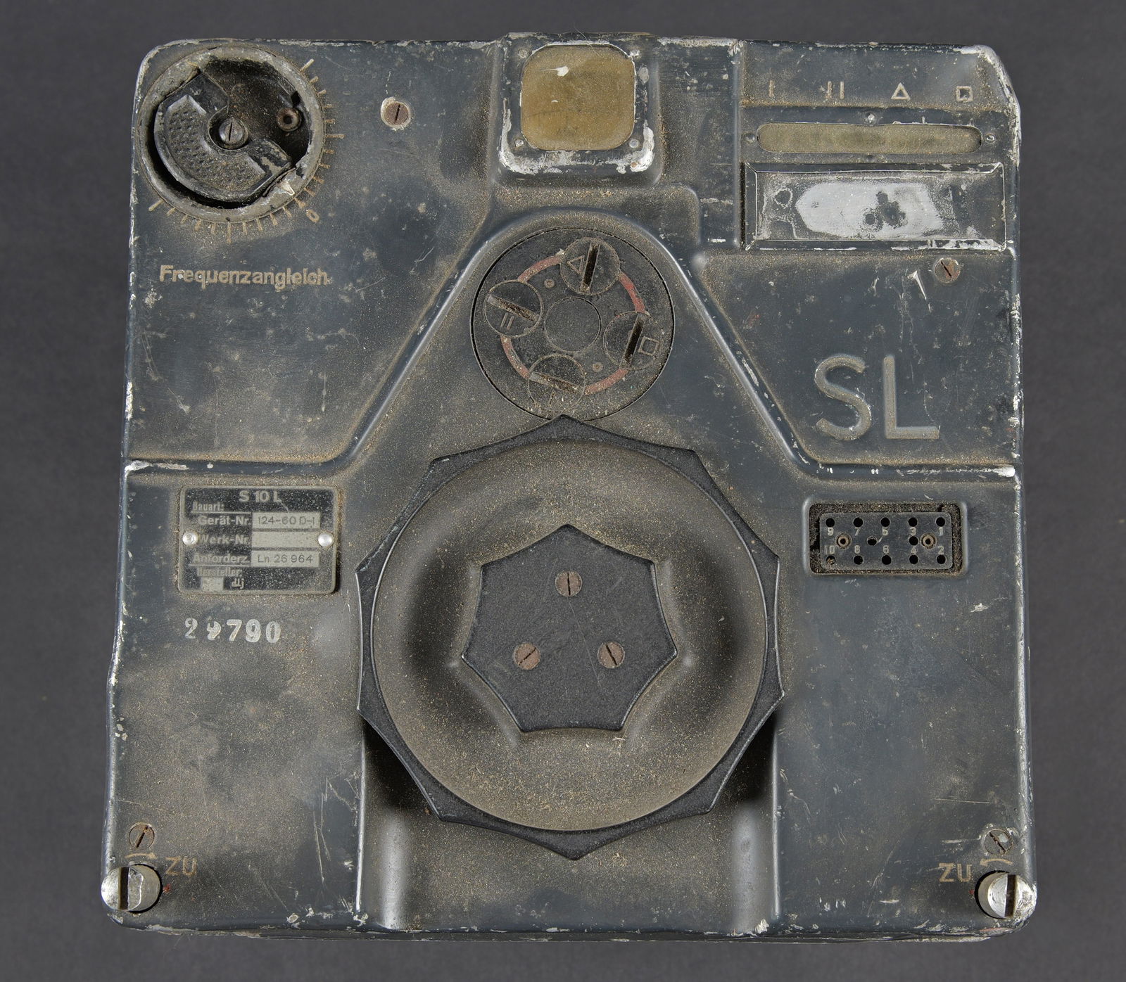 emetteur a ondes longues de la Luftwaffe S10L. Luftwaffe long-wave transmitter S10L.: emetteur a ondes longues de la Luftwaffe S10L (Sender Langwelle) qui faisait partie du « FuG 10 ». L installation FuG10 etait l installation radio standard utilisee sur les avions bimoteurs et plus