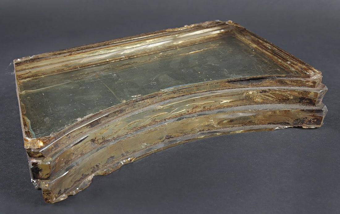 Morceau de verriere avant de Messerschmidt BF-109. Messerschmitt Bf 109 forward windscreen armoured: Morceau de verriere avant pour Messerschmidt BF-109. Bloc de verre qui se trouve face au pilote. Cinq plaque de verre collees ensemble. Dimensions 33 x 19 cm. Quelques manques sur les bordures. A note