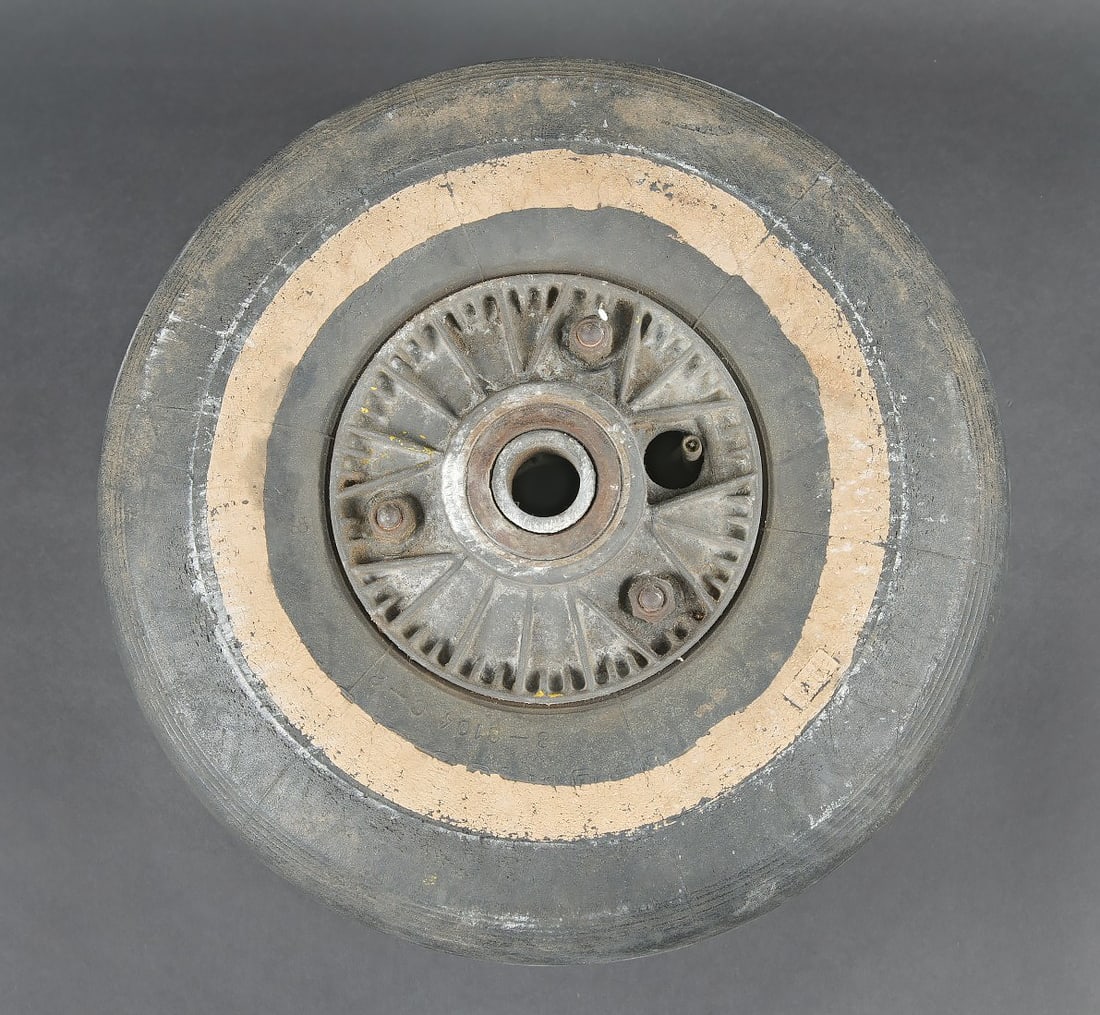 Roue de train d atterrissage d avion LW. Luftwaffe aircraft landing gear wheel.: Roue de train d atterrissage d avion LW. Pneu en caoutchouc noir et blanc. Fabrication SPORN 350 x 135 8 - 8104-C-2. Moyeu central en metal complet. Diametre 26 cm. A noter une certaine usure et patin