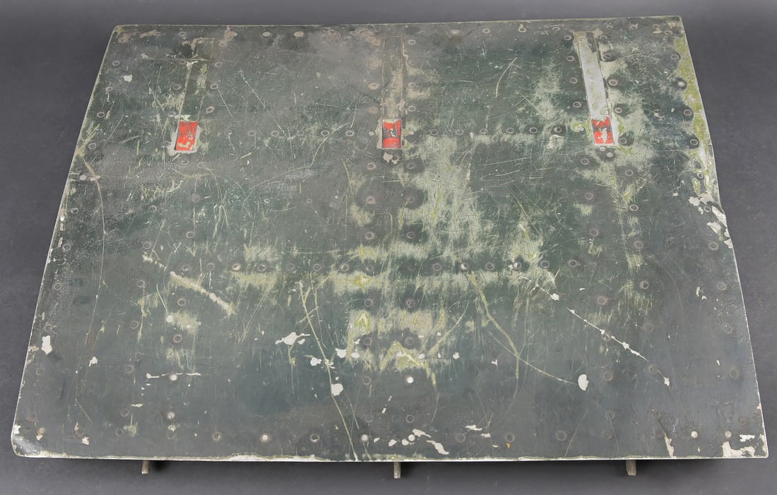 Morceau de carlingue d avion Heinkel 111. Heinkel He 111 aircraft fuselage fragment.: Morceau de carlingue d avion Heinkel 111. Visiblement une trappe de visite. Les ressorts sont en tres bon etat. Ensemble tout en aluminium. Peinture d origine a 40%. Plaque constructeur marquee W NR 1