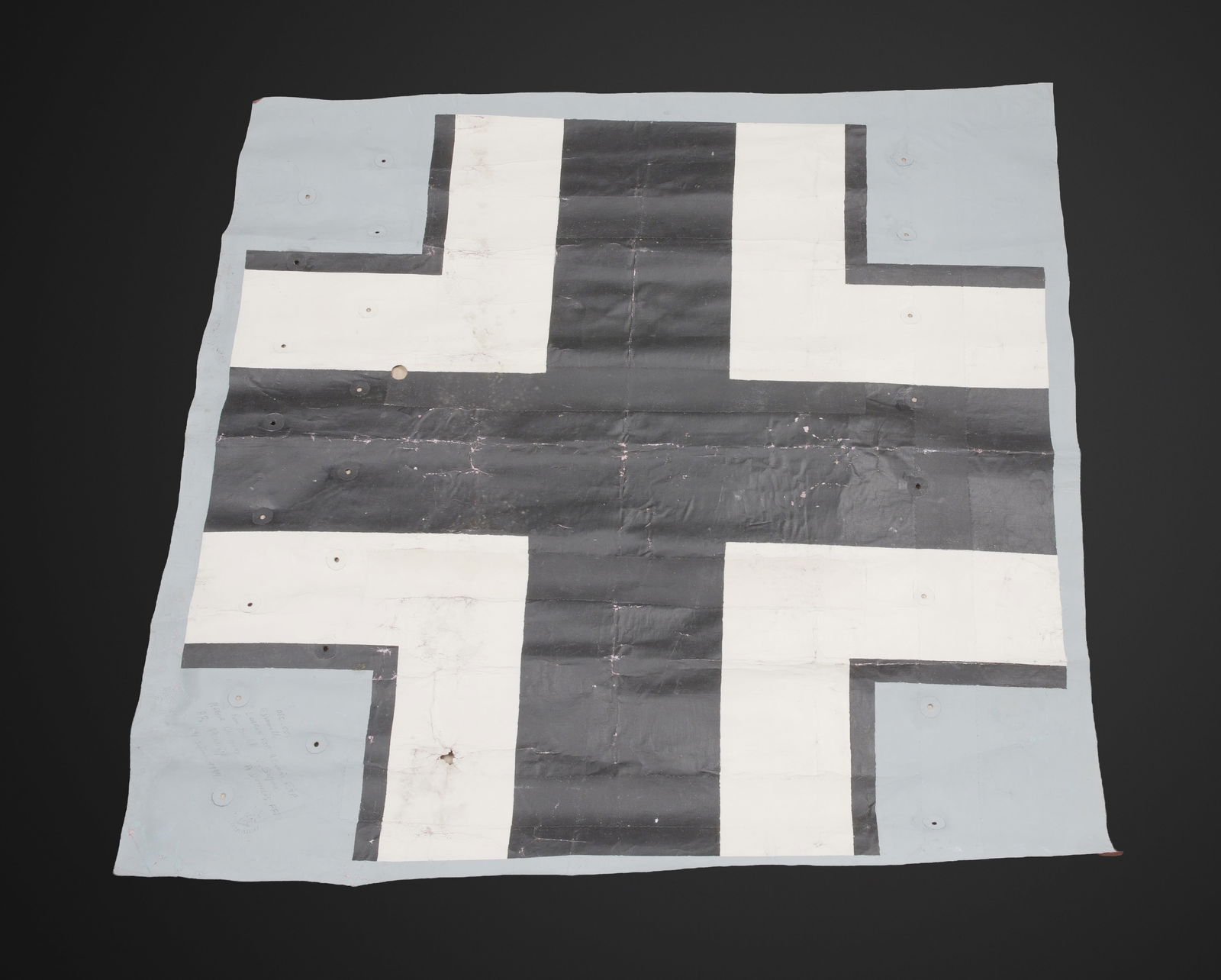 Entoilage Balkenkreuz de planeur. Glider fabric panel bearing Balkenkreuz insignia.: Entoilage Balkenkreuz de planeur allemand. Croix de planeur allemand capturee par les FFI a Valenciennes. Rare et bel entoilage de planeur allemand d’un modele a identifier DFS 230 ou Gotha 242, par