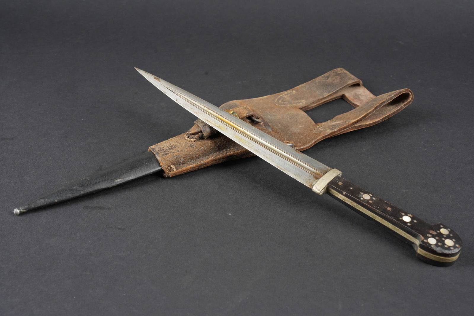 Poignard caucasien. Caucasian dagger: Poignard caucasien. Poignard caucasien appelee Kindjal, lame de qualite en acier a double tranchants et a gorge. Garde legerement grave, poignee cintree a deux plaquettes en corne avec incrustation de