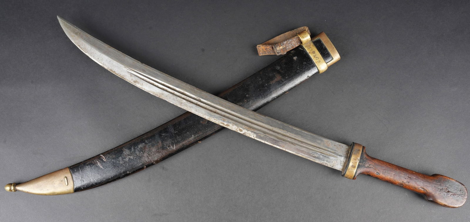 Bebou 1909 artillerie. Artillery Bebou model 1909: Bebou 1909 artillerie. Beau bebou d artillerie russe modele 1909, la lame est dans sa longueur d origine et possede le poincon a l aigle bicephale ainsi que l annee 1911. Sur l autre face on trouve un