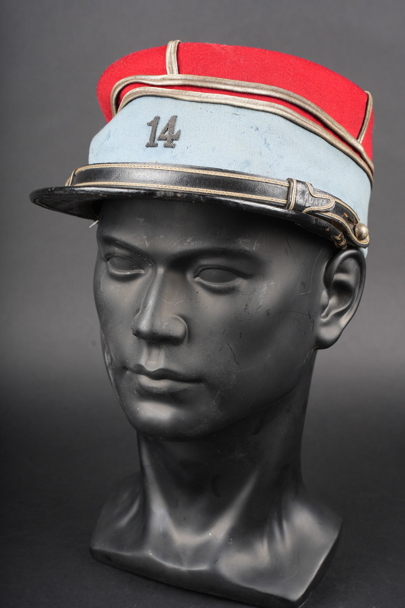 Kepi de lieutenant 14eme chasseurs. Second lieutenant’s kepi, 14th Chasseurs.: Kepi de lieutenant 14eme chasseurs. Confectionne en drap garance et bleu clair pour le bandeau, chiffre 14 brode en cannetille argente du 14eme regiment de chasseurs de Dole. Fausse jugulaire en cuir