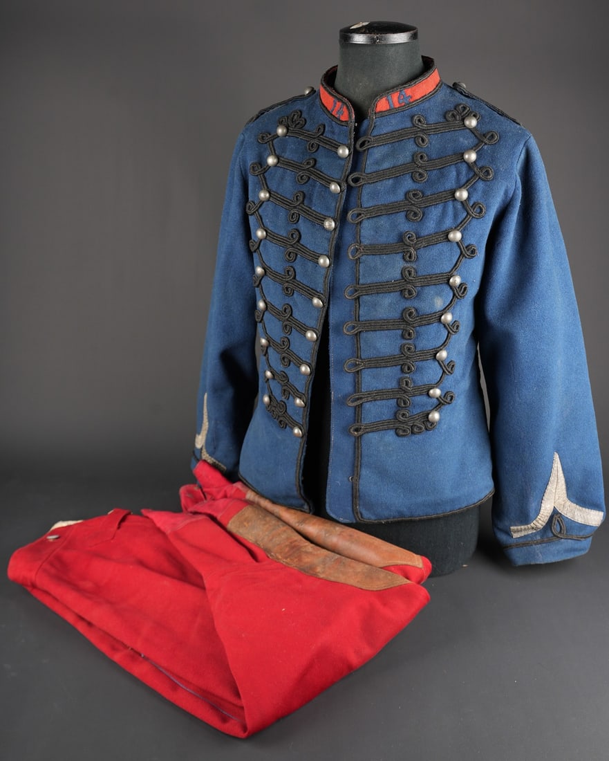 Ensemble 14eme Chasseurs. 14th Chasseurs grouping.: Ensemble 14eme Chasseurs. Comprenant un dolman troupe modele 1872/84 en drap bleu fonce et col garance. Pattes de col du 14eme regiment de chasseurs en garnison a Dole. cousues d origine, tous les bra