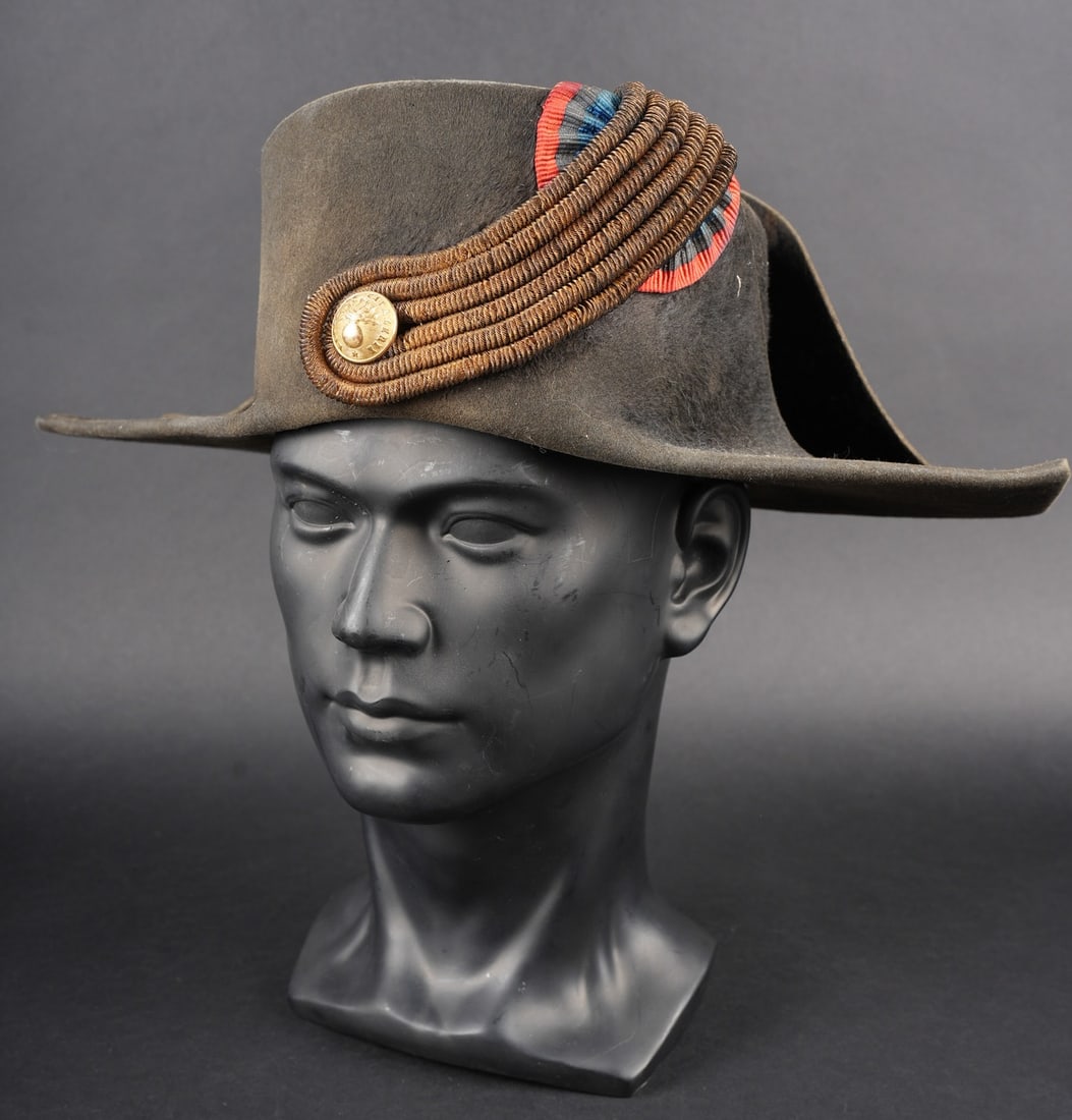 Bicorne ecole de cavalerie. ecole de Cavalerie bicorne.: Bicorne ecole de cavalerie. En feutre noir, tresse a trois rangees de cannetille surmontant une cocarde tricolore tissee et retenue par un bouton dore Ecole de Cavalerie. Bandeau en cuir noir, doublur