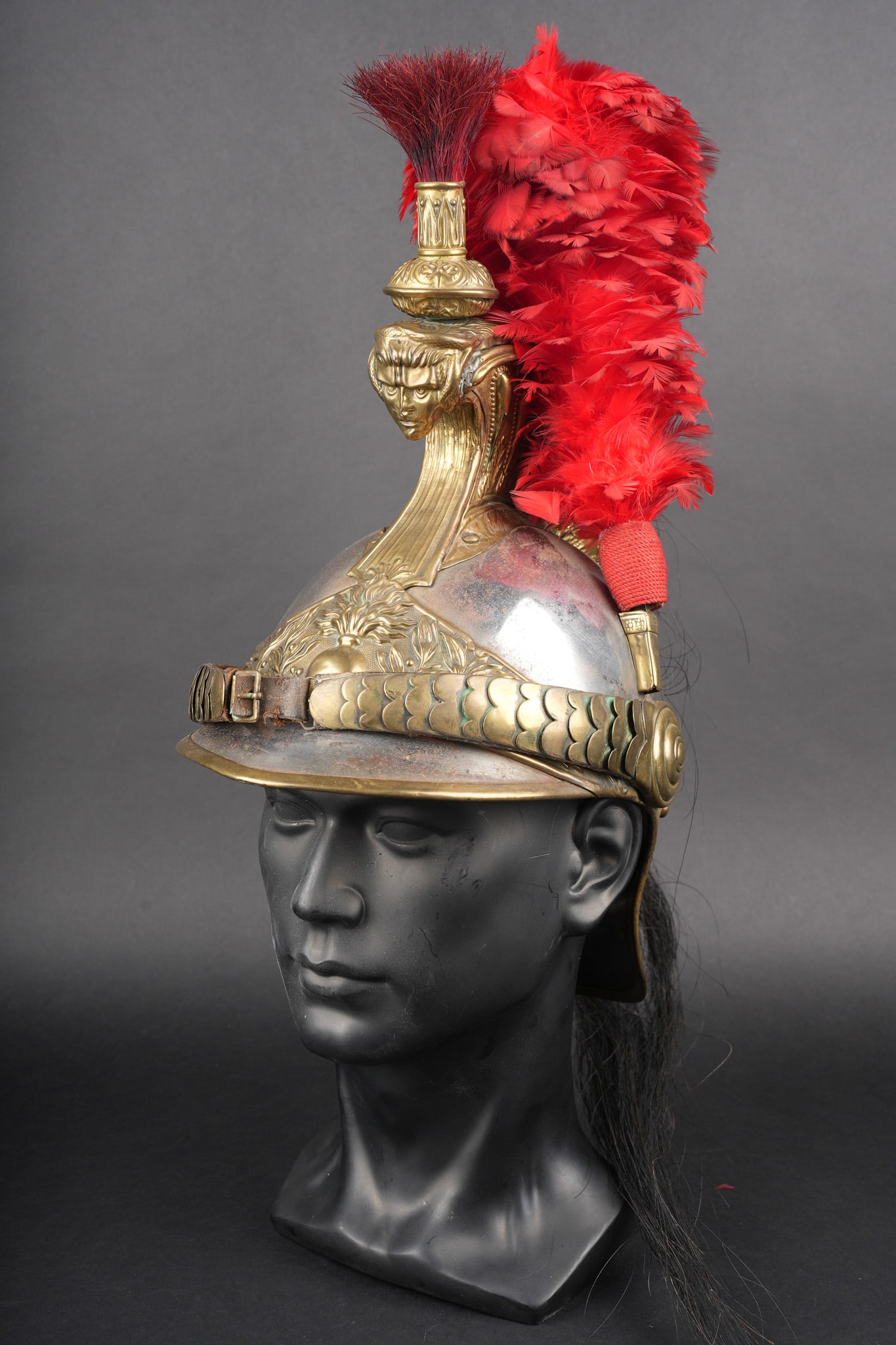 Casque de cuirassier troupe 1872/74. Trooper’s cuirassier helmet model 1872/74.: Casque de cuirassier troupe 1872/74. Casque en acier, bandeau en laiton estampe portant l attribut de la grenade, cimier se terminant par une tete de meduse surmontee de son marmouset en crin rouge et