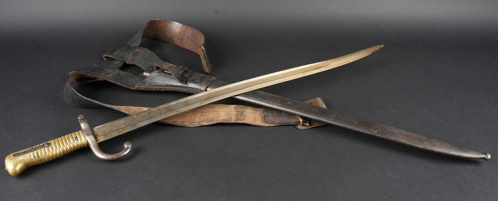 Baionnette Chassepot et ceinturon. Chassepot bayonet with belt.: Baionnette Chassepot et ceinturon. Baionnette Chassepot modele 1866 fabrication Manufacture d armes de Chatellerault en 1874, bouton poussoir fonctionnel, numero Z180566 tout comme le fourreau. Porte