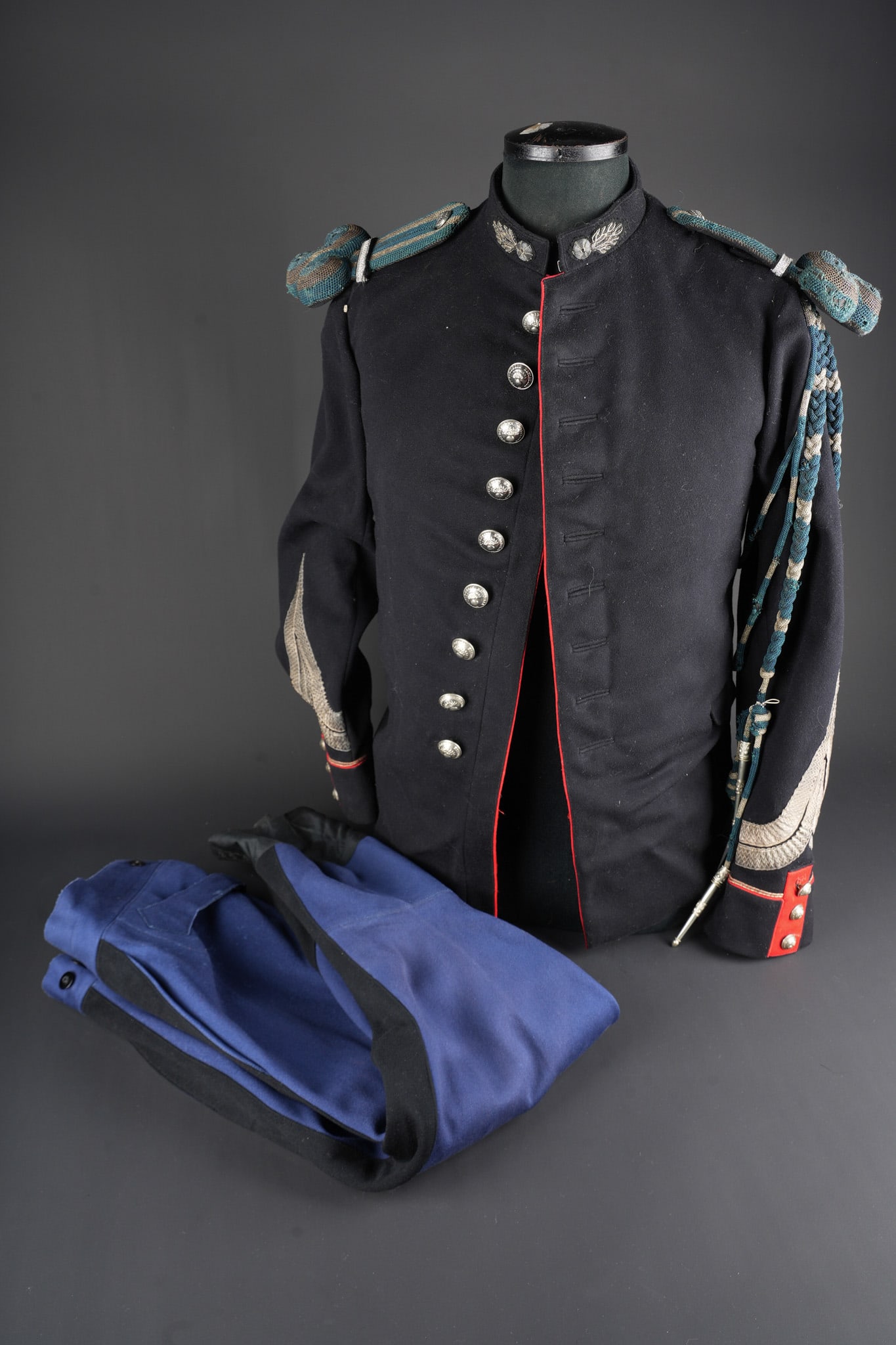 Ensemble Gendarmerie. Gendarmerie grouping.: Ensemble Gendarmerie. Comprenant une tunique d officier modele 1895 en drap de laine bleu nuit, passepoil rouge, se fermant par neuf boutons portant la mention gendarmerie nationale. Pattes de col bro