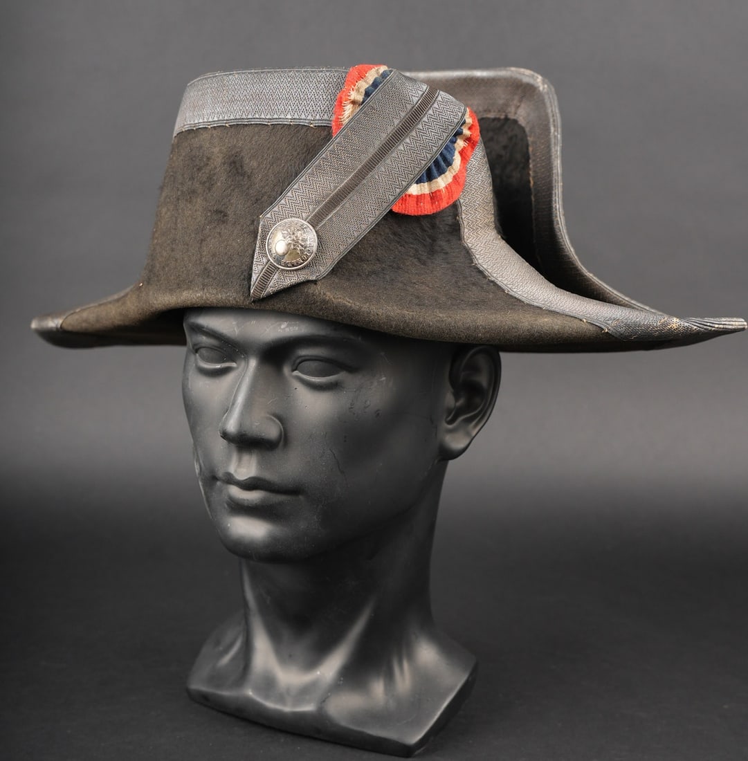 Bicorne Gendarmerie. Gendarmerie bicorne.: Bicorne Gendarmerie. Bicorne en feutre noir possedant son galon argente faisant le tour de la coiffure, cocarde tricolore en tissu, bouton frappe Gendarmerie Nationale. A l interieur se trouve l etiqu