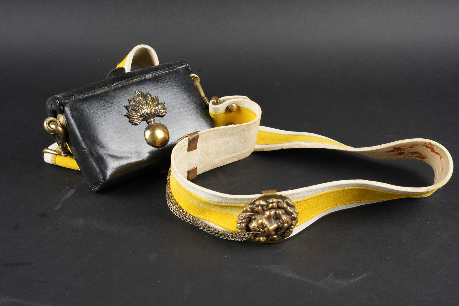 Giberne de Gendarmerie. Gendarmerie cartridge pouch.: Giberne de Gendarmerie. Giberne modele 1872 de gendarme a pied et a cheval. Bande en buffle blanc et jauni avec garnitures en laiton representant une tete de lion et un ecu a grenade, les deux retenue