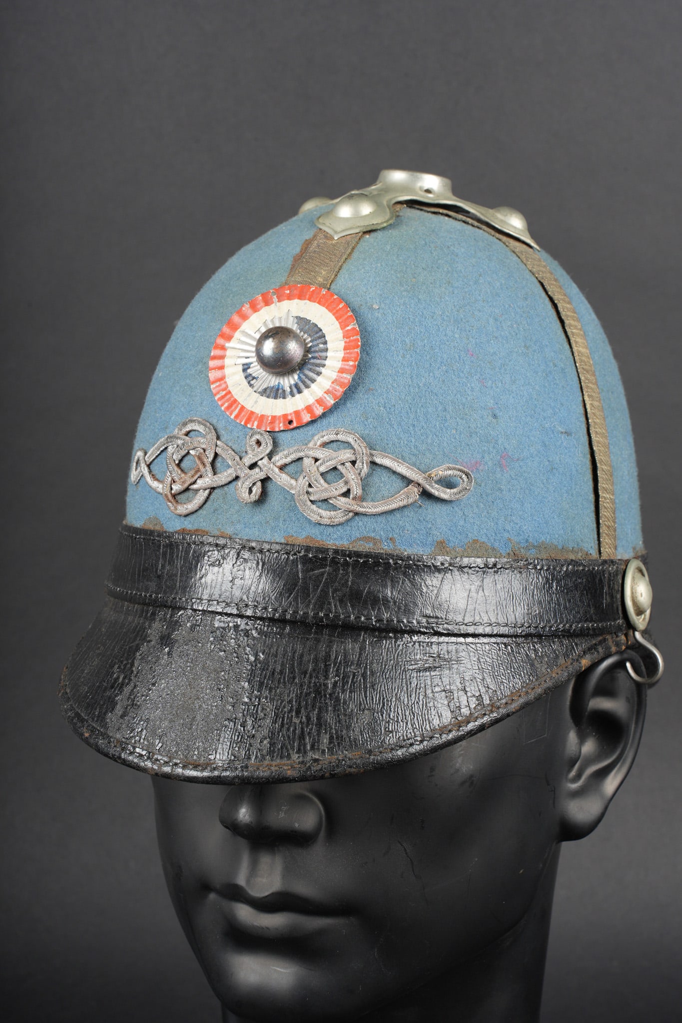 Casque d essai de hussards. Experimental hussar helmet.: Casque d essai de hussards. Casque d essai modele 1879 dit Policeman, bombe en liege recouvert d un feutre bleu de ciel et d une fine couche de cuir a l interieur. Visiere et nuquiere en fort cuir a b