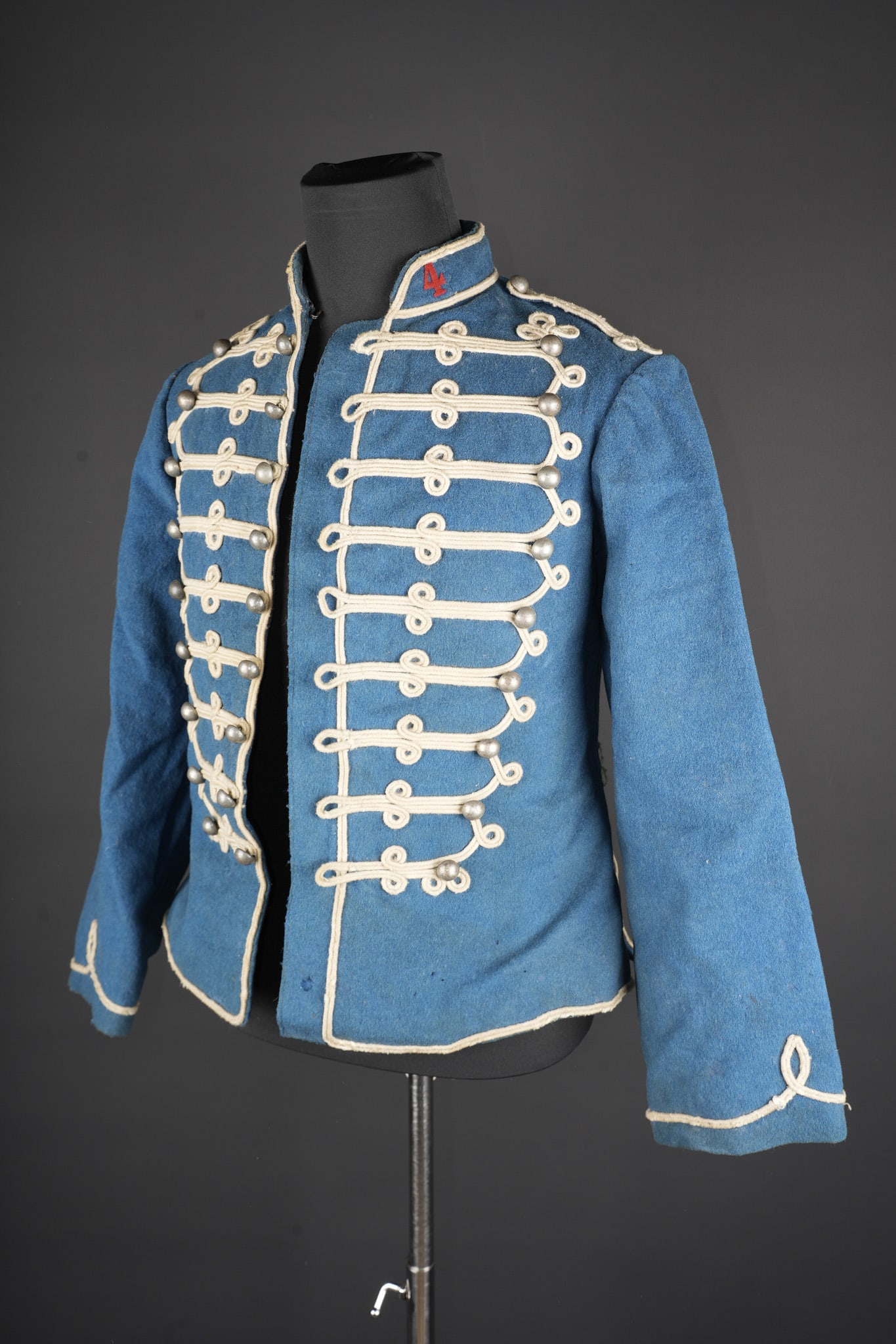 Dolman 1872 du 4eme hussards. Dolman 1872, 4th Hussars.: Dolman 1872 du 4eme hussards. Dolman modele 1872 pour la troupe, confectionne en en drap bleu ciel. Pattes de col avec chiffre 4 en drap garance decoupe, regiment en garnison a Verdun et a Reims. Effe