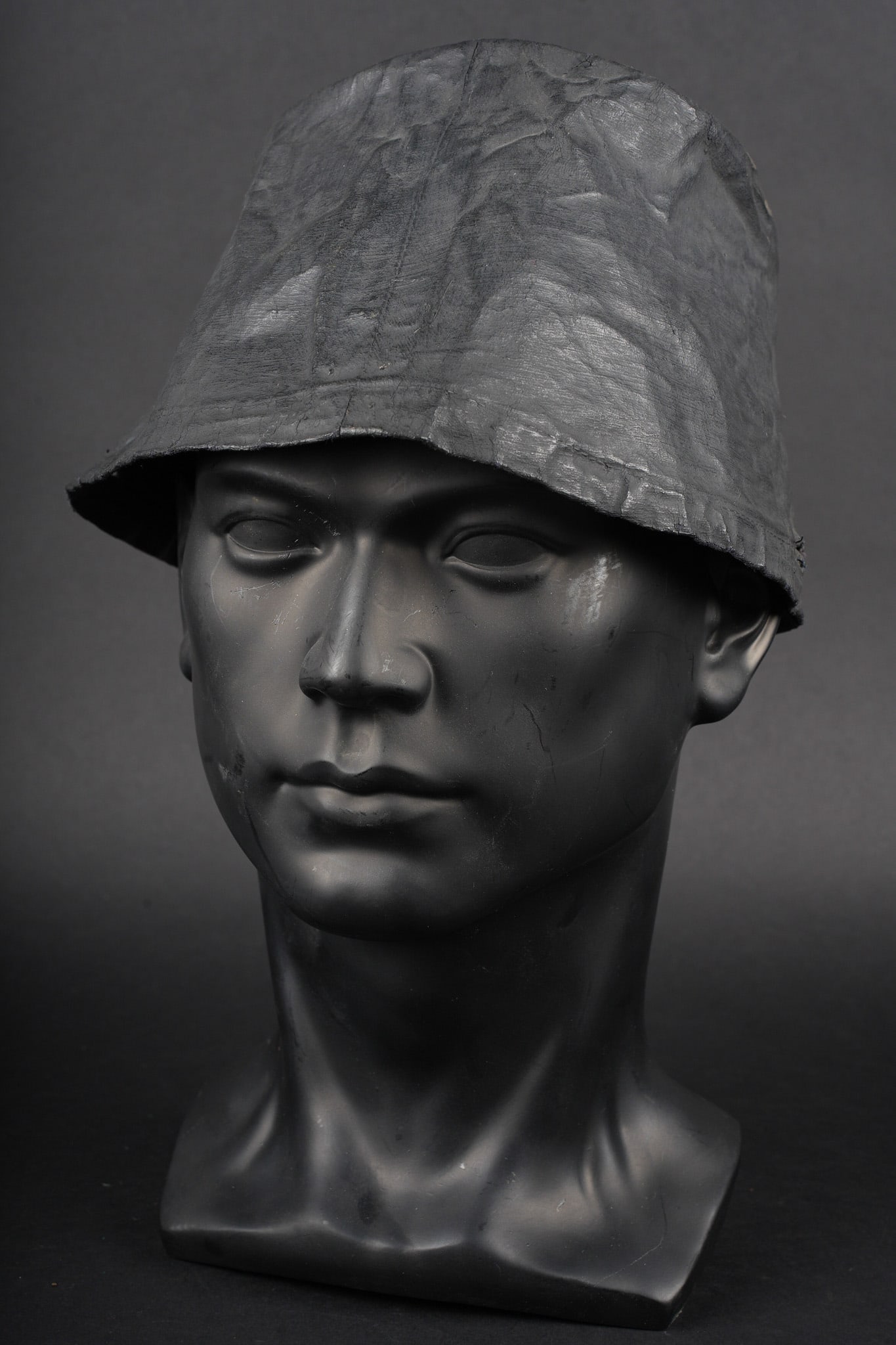 Couvre kepi 1873. Kepi cover model 1873.: Couvre kepi 1873. En toile ciree noire, deux boutonniere et un cordon de serrage en coton gris de fer bleute. Hauteur a l arriere 13cm. Kepi cover Model 1873 in black oilcloth, with two buttonholes an