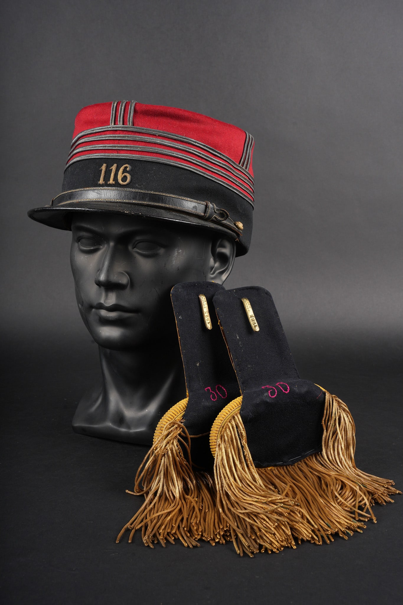 Kepi de commandant 116eme RI. Major’s kepi, 116th Infantry Regiment.: Kepi commandant 116eme RI. Kepi foulard modele 1886 confectionne en drap garance et bandeau noir. Galons de commandant montes d origine, chiffre 116 en cannetille dore du 116eme regiment d infanterie