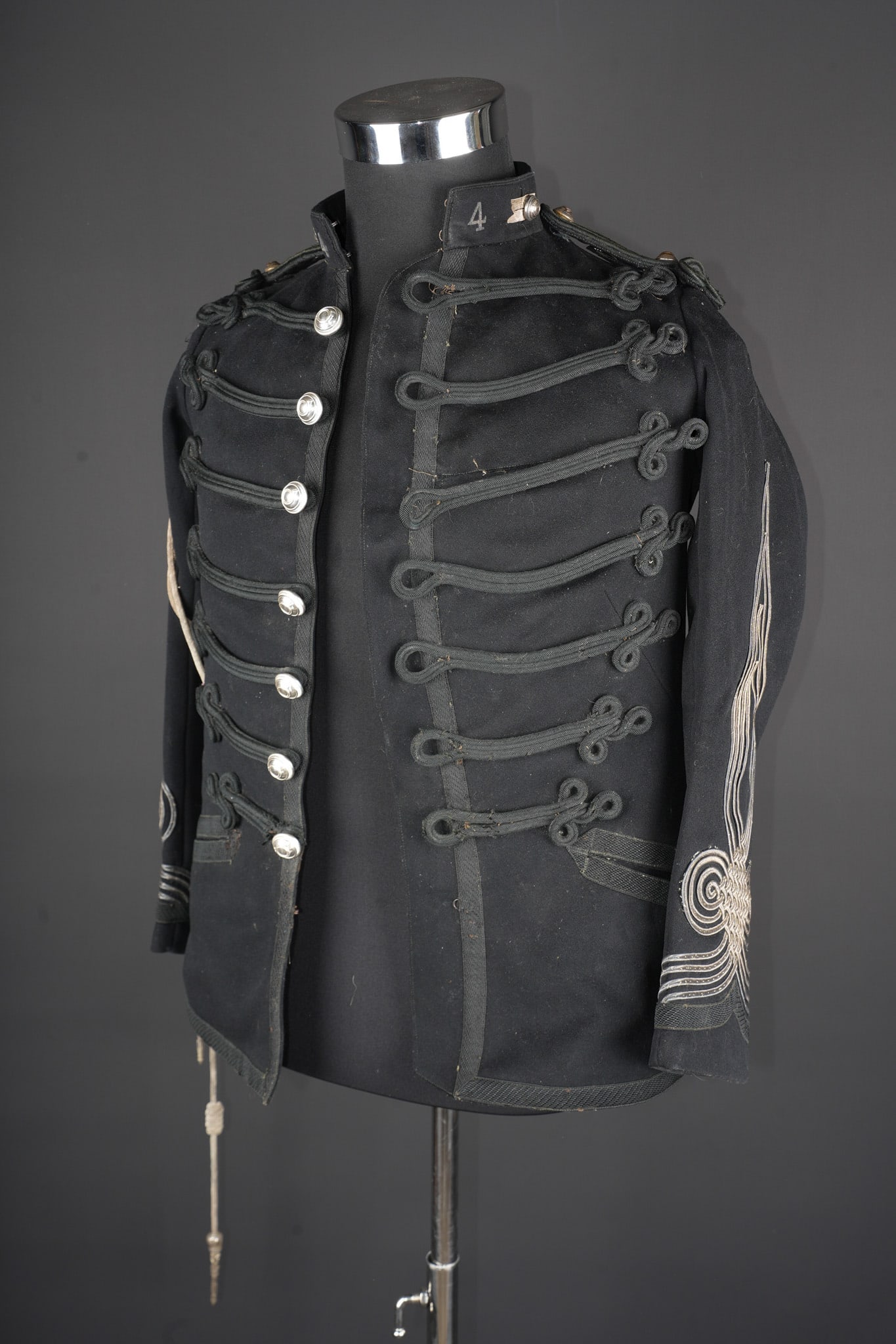Dolman 4eme chasseurs territorial. Dolman, 4th Territorial Chasseurs.: Dolman 4eme chasseurs territorial. Dolman d officier a brandebourgs modele 1883 confectionne en drap noir se fermant par sept boutons. Pattes de col specifiques aux chasseurs territoriaux avec les chi