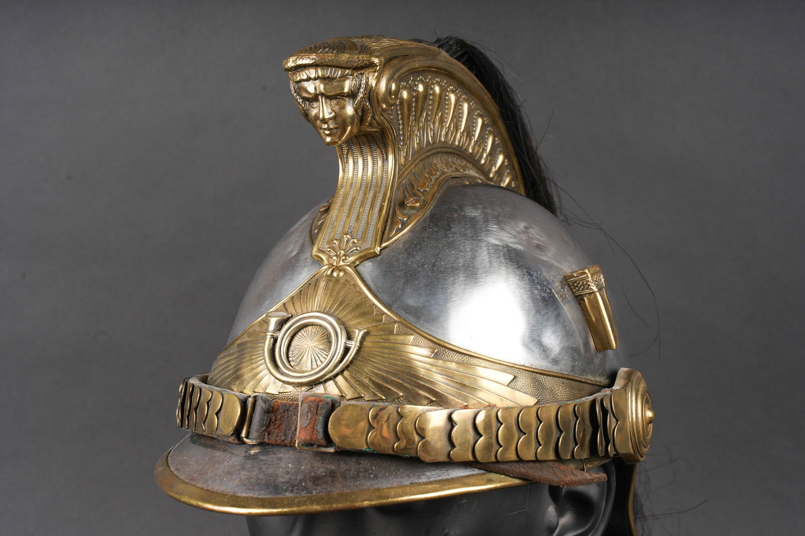 Casque 1910 troupe de chasseurs a cheval. Trooper’s helmet model 1910, Chasseurs a cheval.: Casque 1910 troupe de chasseurs a cheval. Casque identique au modele 1874 mais de dimensions plus petites. Bombe en acier nickele en taille 57 comme l indique le marquage au dos et fabrique par la mai