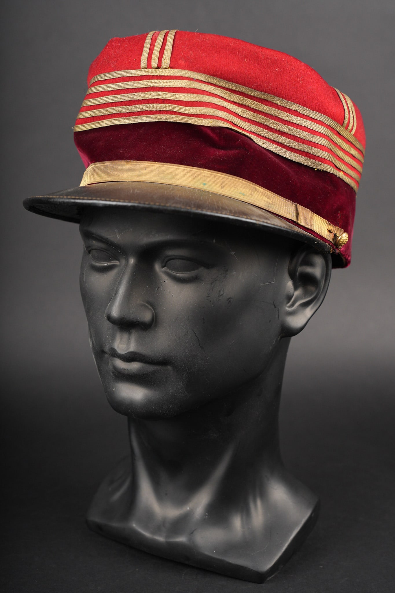 Kepi d un colonel du service de sante. Colonel’s kepi, Medical Service.: Kepi d un colonel du service de sante. Confectionne en drap garance, bandeau en velours cramoisi, galons plats de colonel. Fausse jugulaire doree retenue par deux boutons du service de sante. Visiere