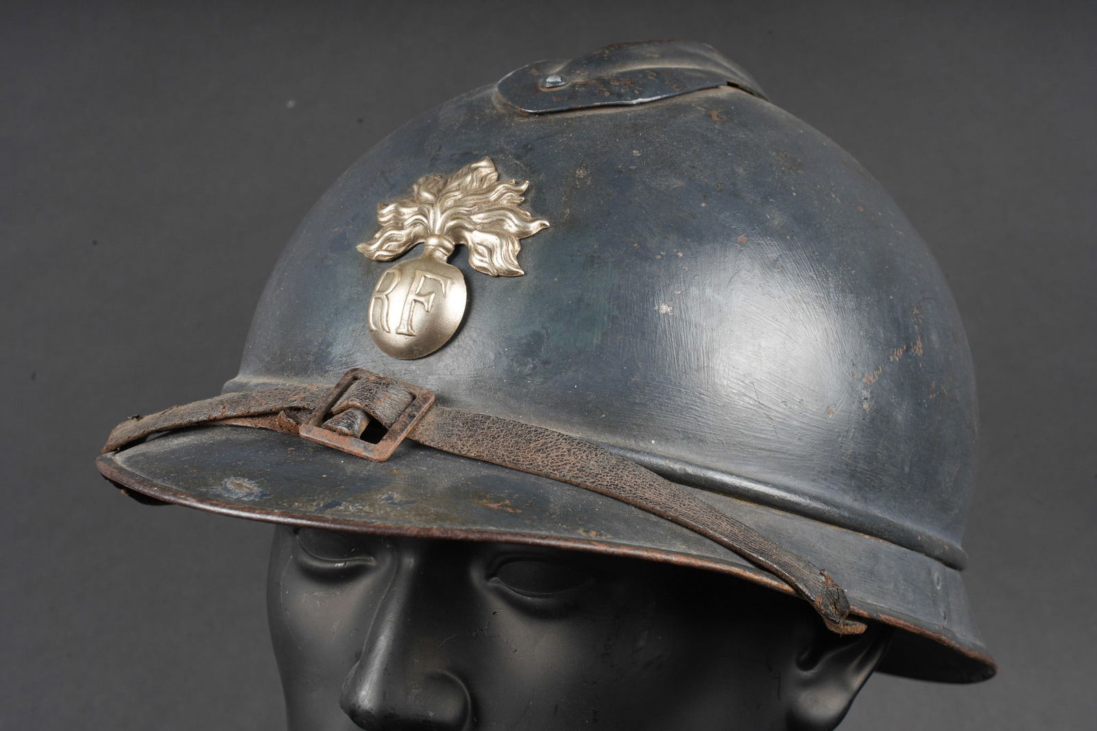 Casque Adrian 1915 Prevote militaire. Adrian helmet model 1915, Military Provost.: Casque Adrian 1915 Prevote militaire. Casque modele 1915 ayant recu une seconde couche de peinture au pinceau, attribut d officier a la grenade argentee portee par les officiers de gendarmerie. Coiffe