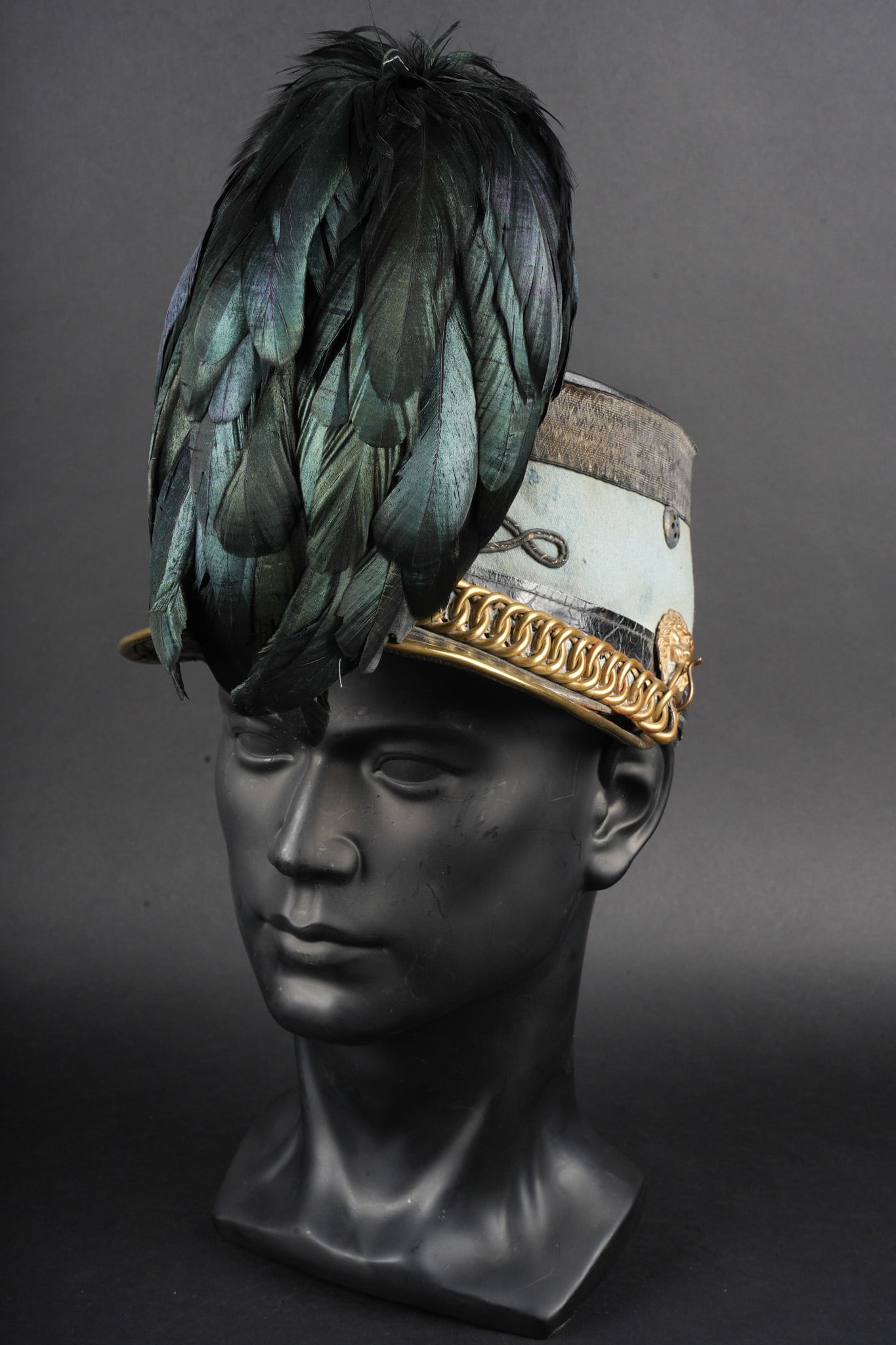 Shako officier de hussards. Hussar officer’s shako.: Shako officier de hussards. Shako modele 1874 en fort carton recouvert de drap bleu ciel, galons argentes, bourdalou en cuir vernis. Nœud hongrois en tresse d argent, cocarde tisse. Tresse accidentee