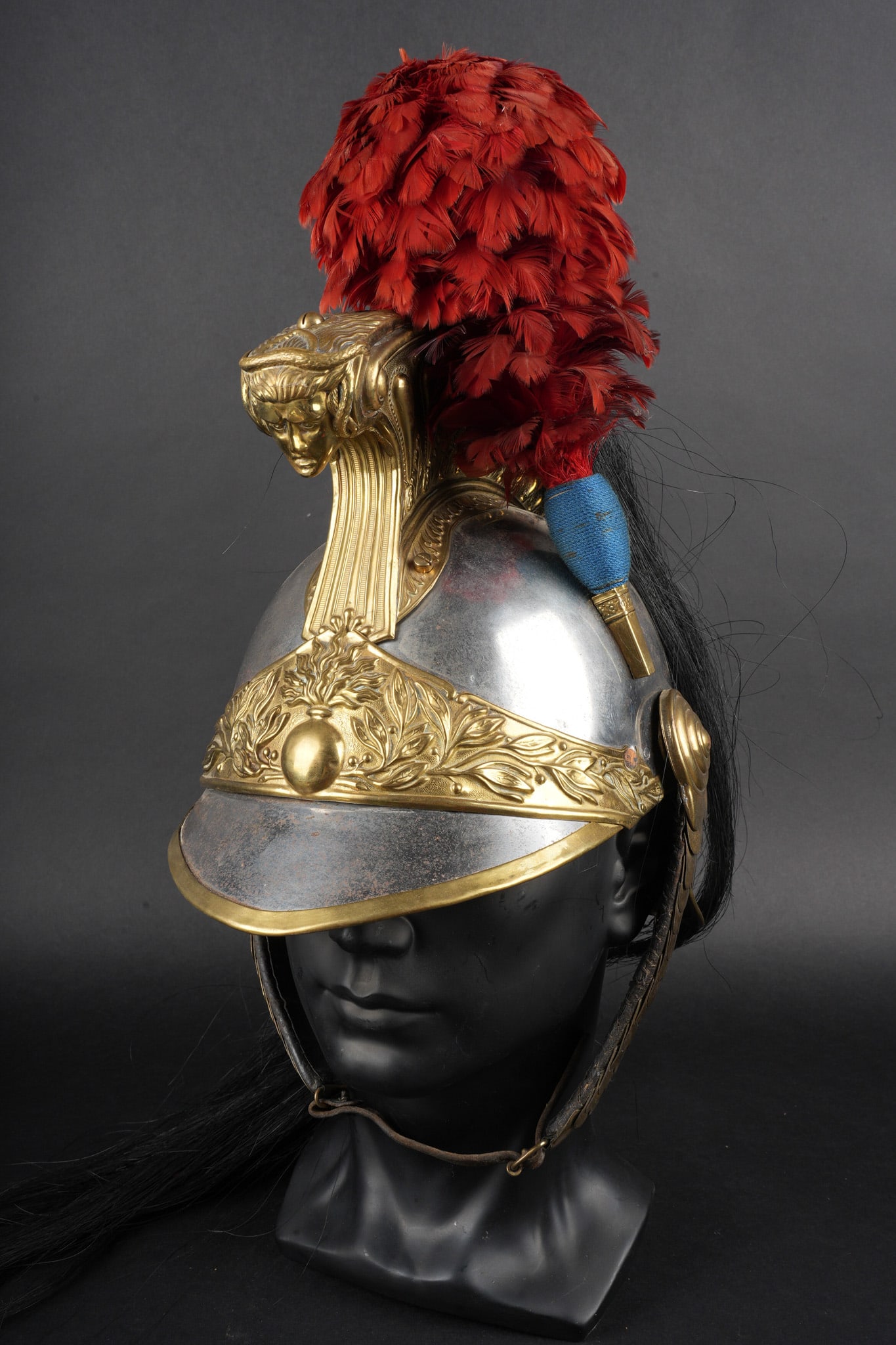 Casque de dragon troupe 1872. Trooper’s dragoon helmet model 1872.: Casque de dragon troupe 1872. Casque en acier, plaque en laiton estampe orne de la grenade avec rivets posterieurs. Queue de homard a deux rangees de trois rivets. Marquage fabricant a l arriere 1873