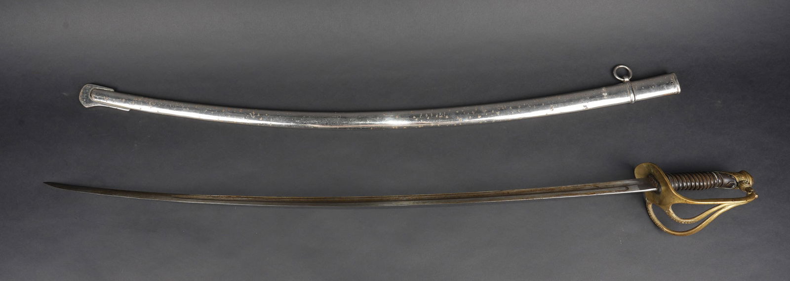 Sabre de d officier de cavalerie legere modele 1822. Light Cavalry Officer’s Sabre, Model 1822.: Sabre de d officier de cavalerie legere modele 1822. Monture en laiton, garde a 2 branches, ciselees, rejoignant l arc de jointure, motif de rosette et feuillages ciseles. Calotte courte a decor de gu