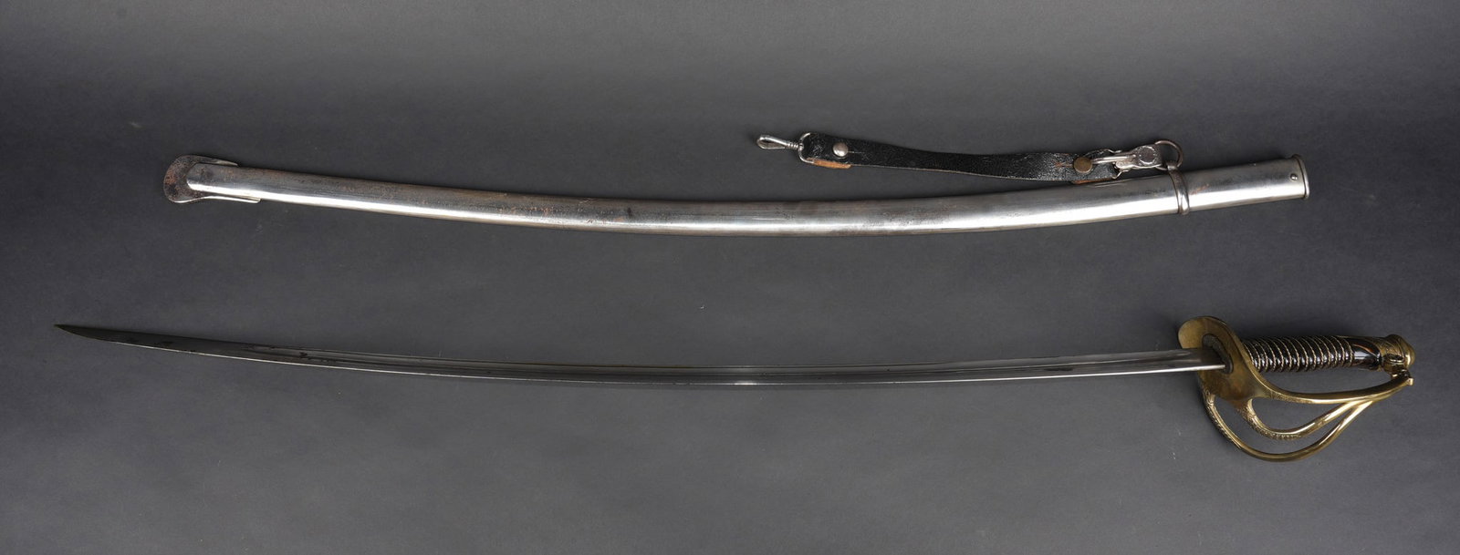 Sabre de d officier de cavalerie legere modele 1822. Light Cavalry Officer’s Sabre, Model 1822.: Sabre de d officier de cavalerie legere modele 1822. Monture en laiton, garde a 2 branches, ciselees, rejoignant l arc de jointure, motif de rosette et feuillages ciseles. Calotte courte a decor de gu