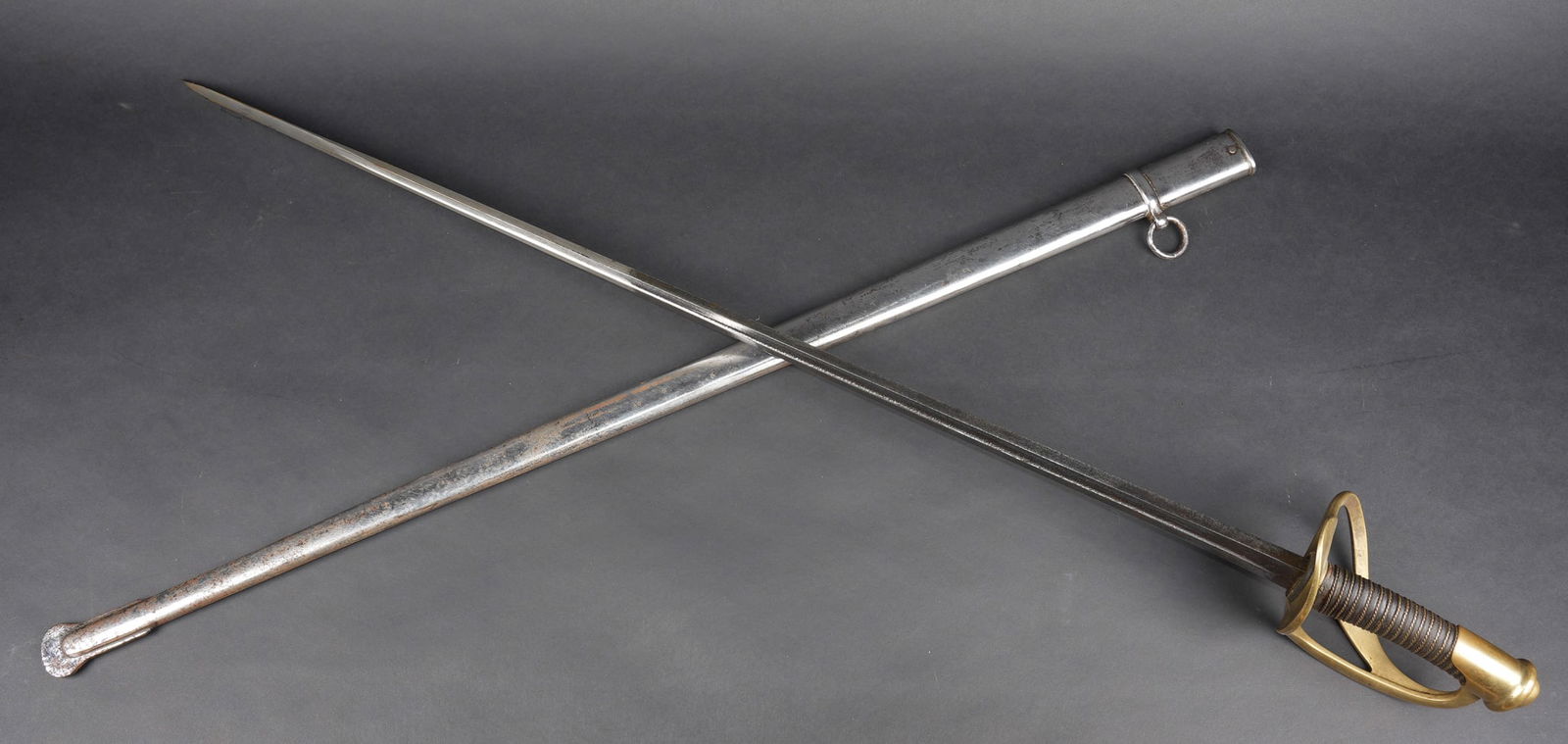 Sabre de cavalerie legere modele 1882. Light Cavalry Sabre, Model 1882: Sabre de cavalerie legere modele 1882. Sabre troupe, monture laiton, garde a 2 branches secondaires, comportant divers poincons et un numero. Lame a dos plat, longue d nviron 87 cm, marquee de la manu