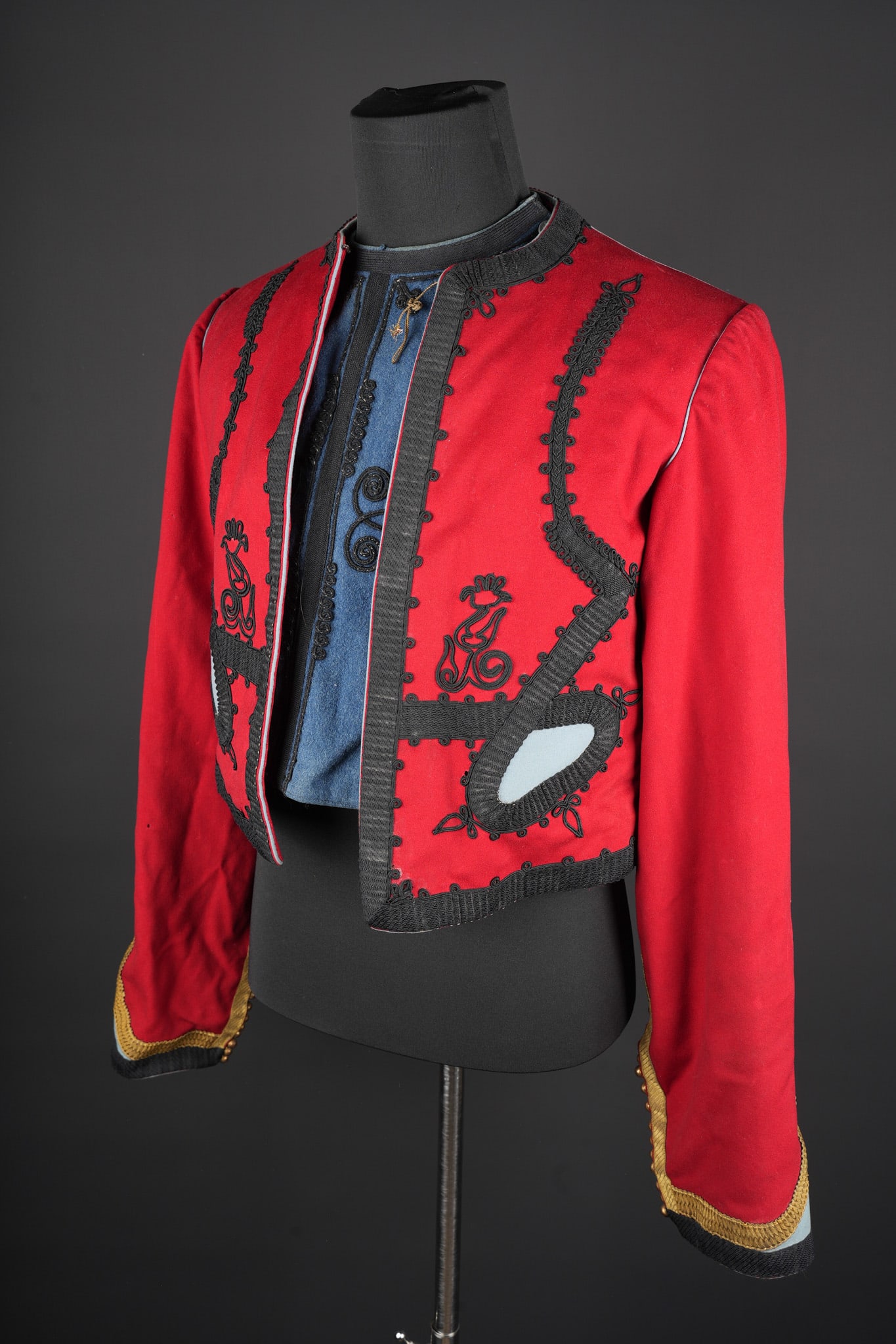 Veste bolero et gilet spahis. Spahi bolero jacket and waistcoat.: Veste bolero et gilet spahis. Veste en tissu garance, tombeau bleu ciel a la couleur des spahis tunisiens, garnitures et tresses noires rehausses d un petit passepoil bleu ciel. Chaque manche se resse
