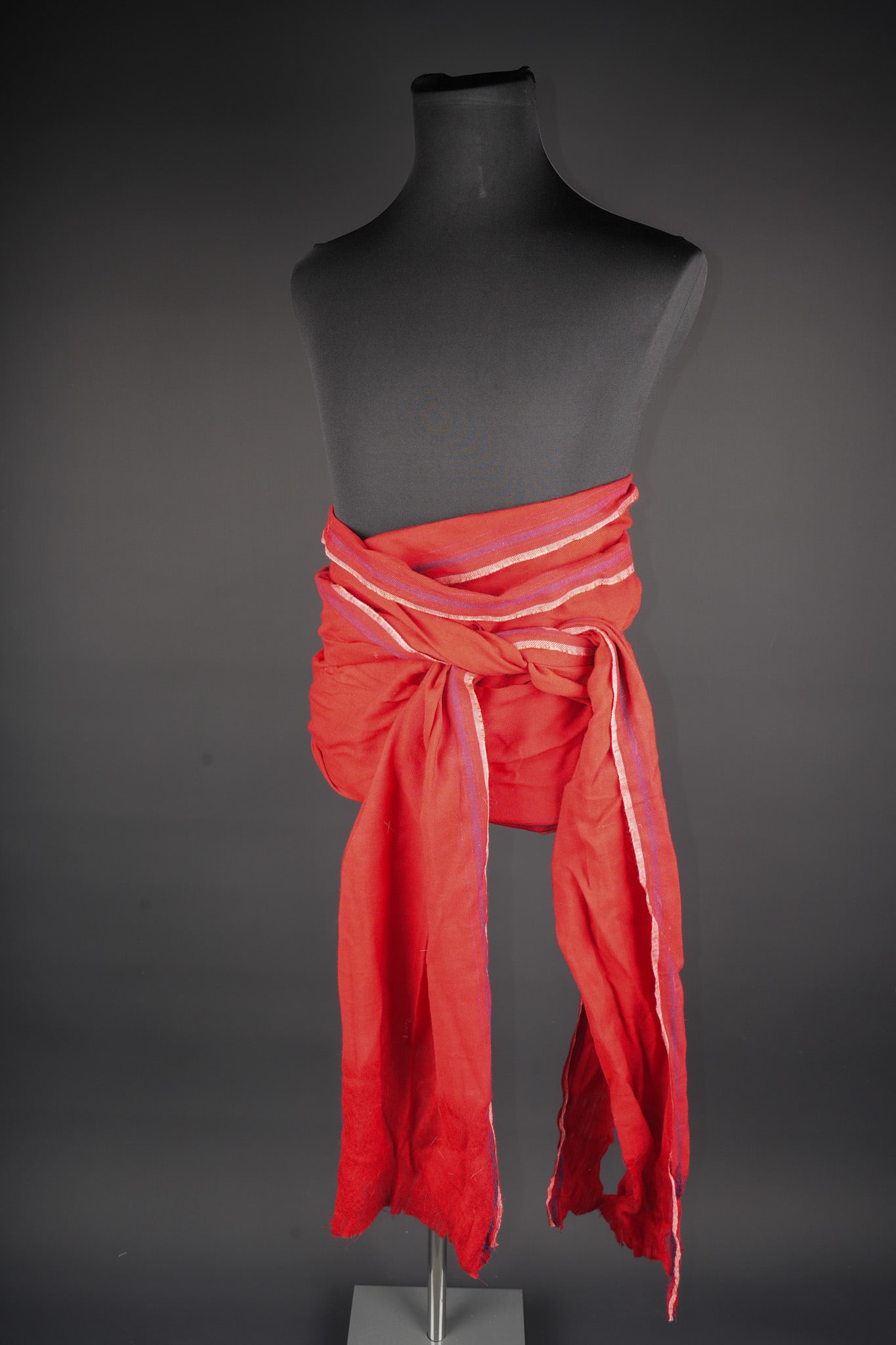 Ceinture troupes d Afrique. Army of Africa waist belt.: Ceinture troupes d Afrique. Ceinture en laine garance pouvant etre portee par les chasseurs d Afrique ou les spahis. A noter deux trous a chaque extremites. Largeur 40cm. Longueur 465cm. Army of