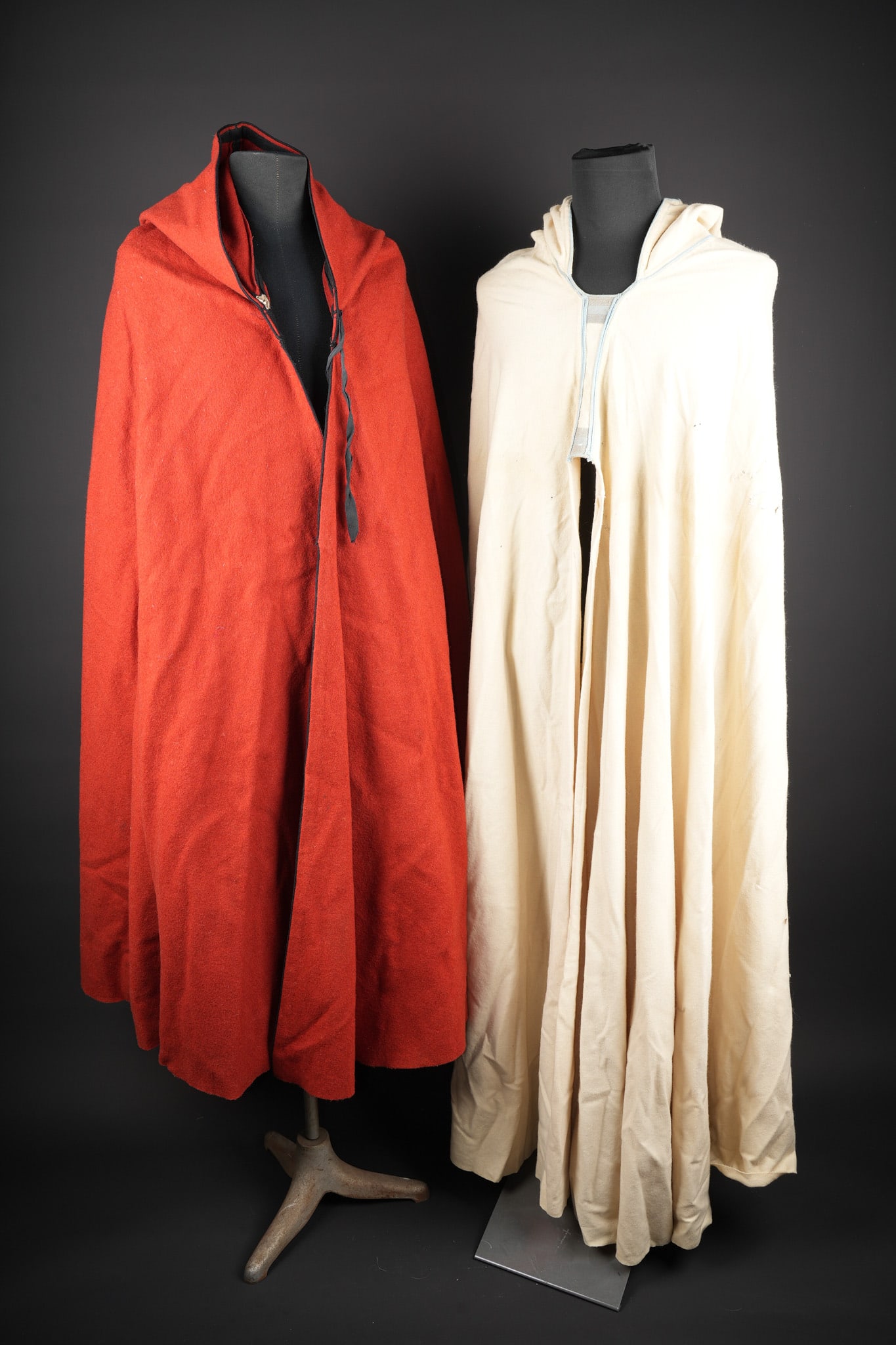 Burnous de spahis. Spahi burnous.: Burnous de spahis. Un burnous de spahis en drap garance, ouvert, tresse bleu foncee, cordon de serrage au cou, passepoil en drap bleu fonce. On y joint un burnous de spahis en laine blanche formant