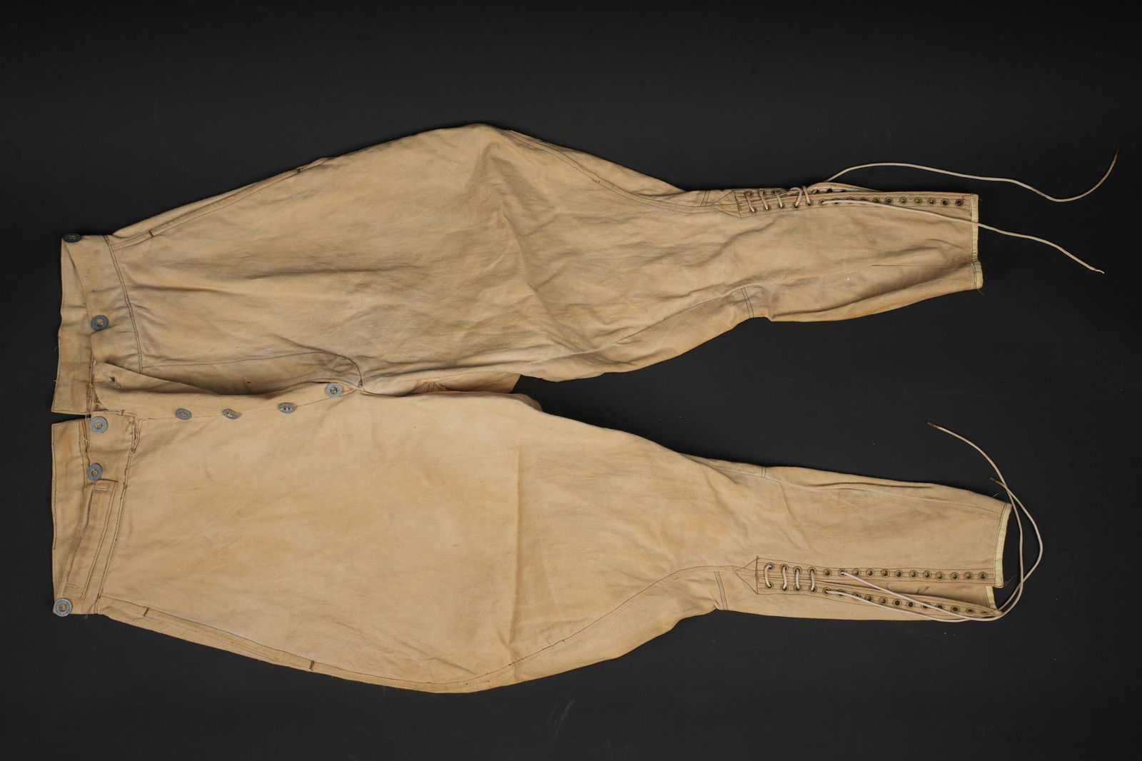 Culotte en toile Troupes coloniales. Colonial troops canvas breeches.: Culotte en toile Troupes coloniales. Confectionnee en toile de coton beige, sans passant de ceinturon, l integralite des boutons en aluminium Equipements Militaires sont presents. Lacage a chaque
