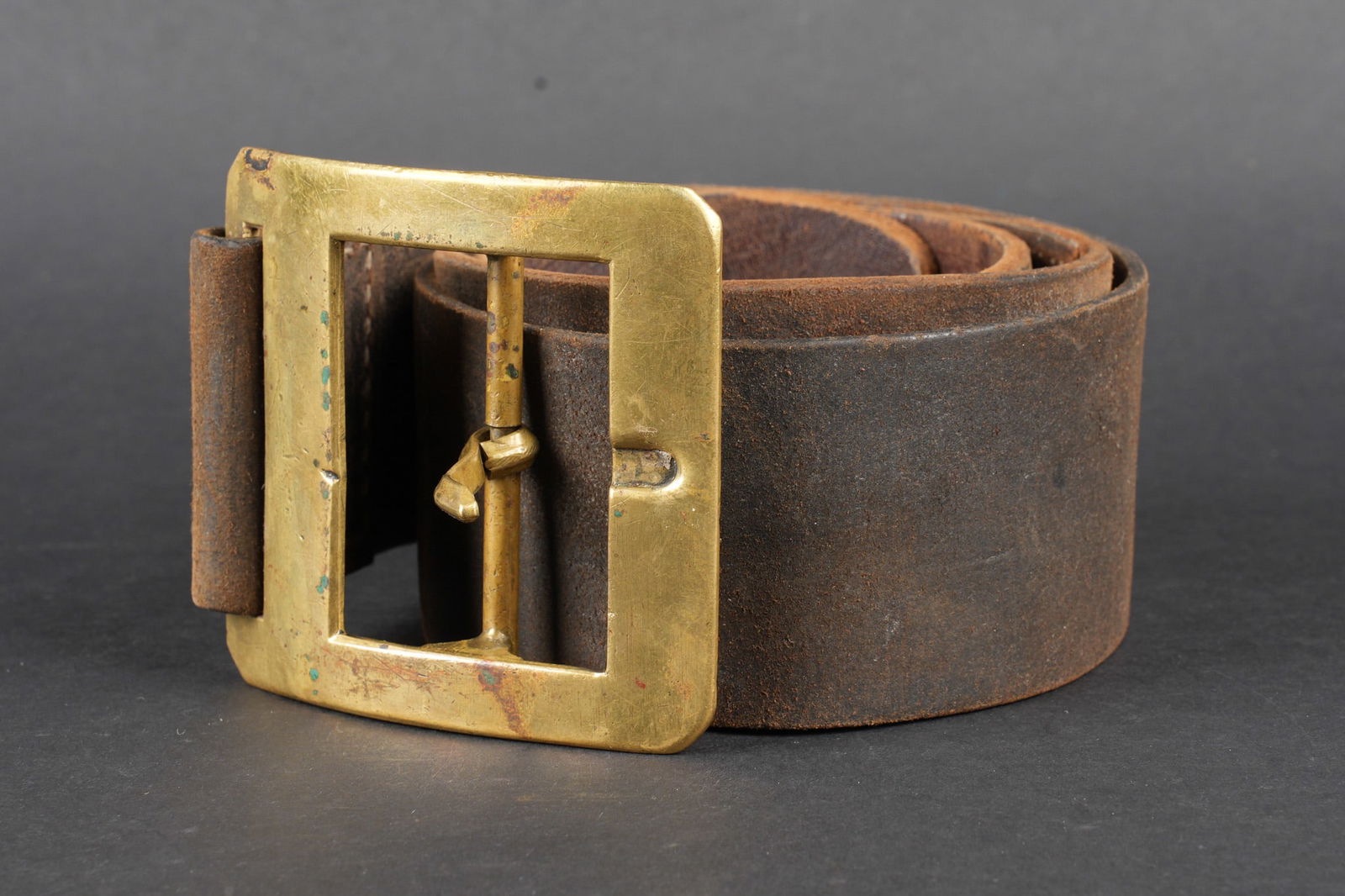Ceinturon infanterie coloniale. Colonial Infantry belt.: Ceinturon infanterie coloniale. Modele 1870 specifique aux troupes coloniales a grosse boucle carree. Ceinturon en cuir retourne cousu d origine mais repare au milieu posterieurement. Longueur 100cm.