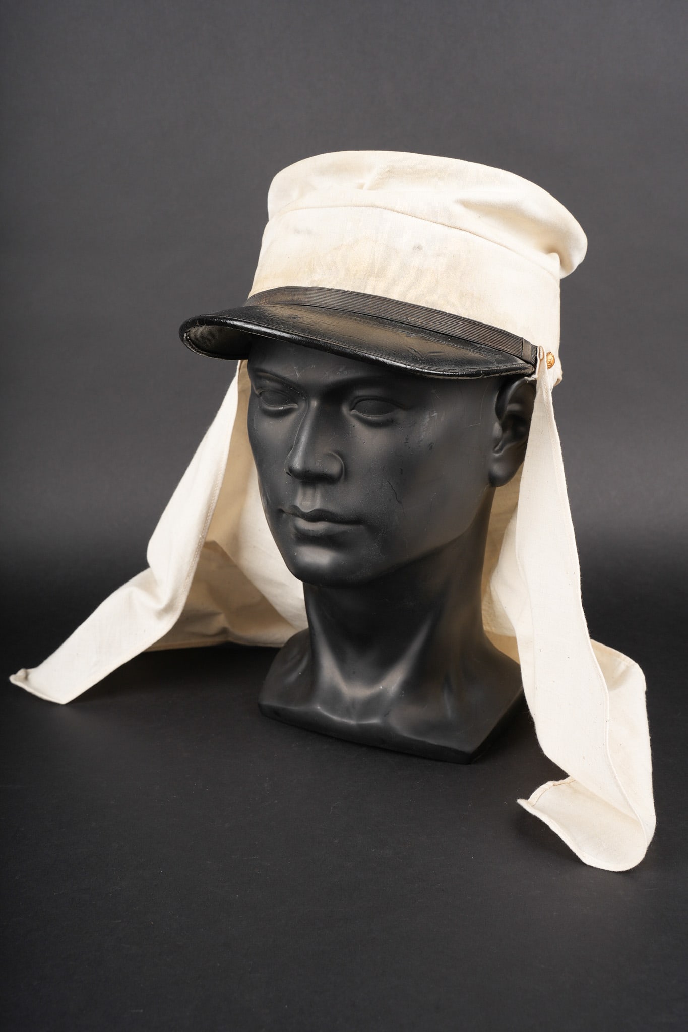 Kepi troupes coloniales. Colonial troops kepi.: Kepi troupes coloniales. Confectionne en deux parties en toile ecrue, la partie superieure possede a l arriere six brodes destinees a retenir le couvre nuque. Fausse jugulaire doree retenues par un