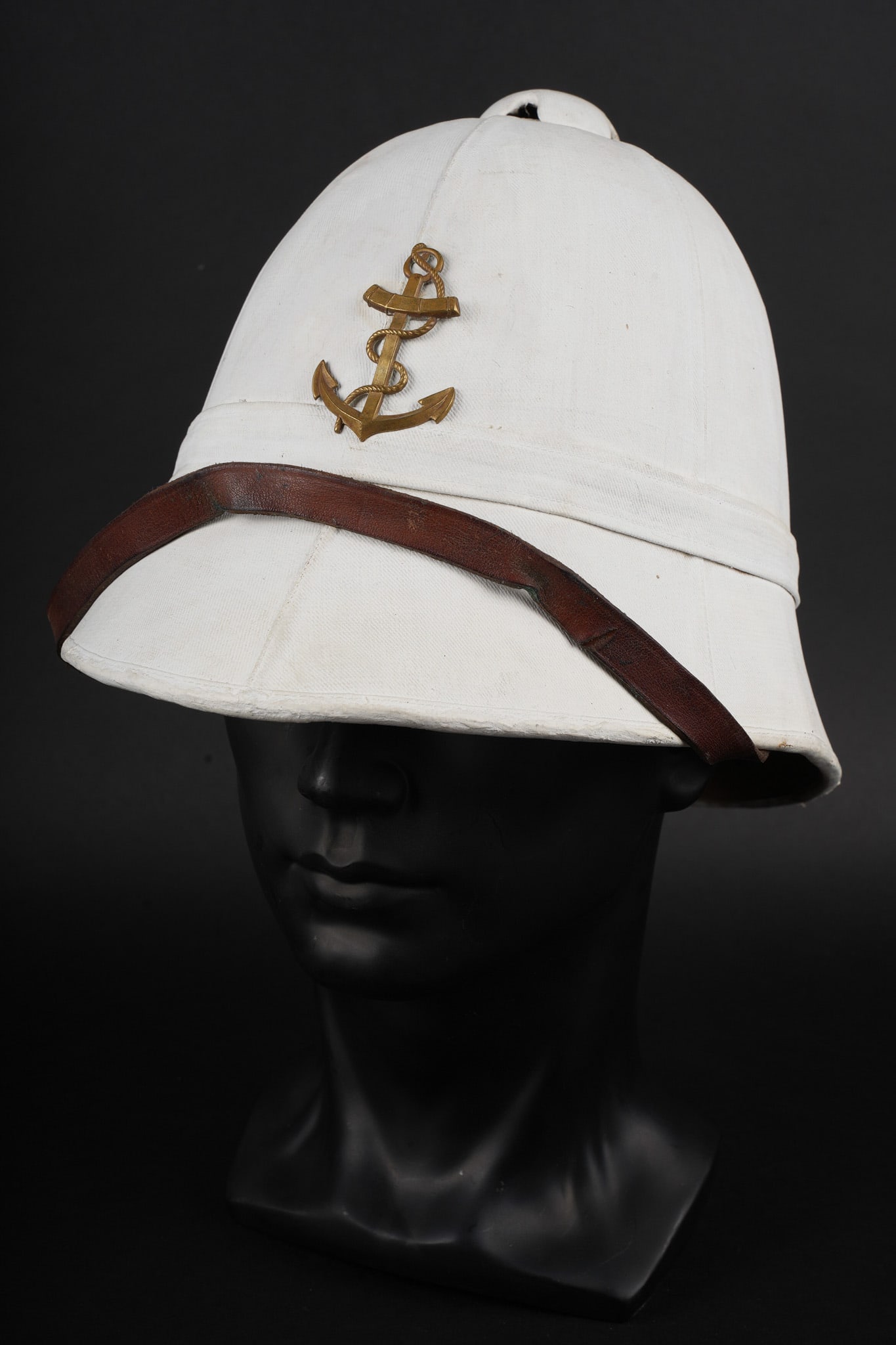 Casque infanterie coloniale. Colonial Infantry helmet.: Casque infanterie coloniale. En liege recouvert d une toile kaki claire entierement recouverte a la chaux blanche. Doublure en fin tissu vert, coiffe en cuir abimee, crochets de jugulaires presents ai