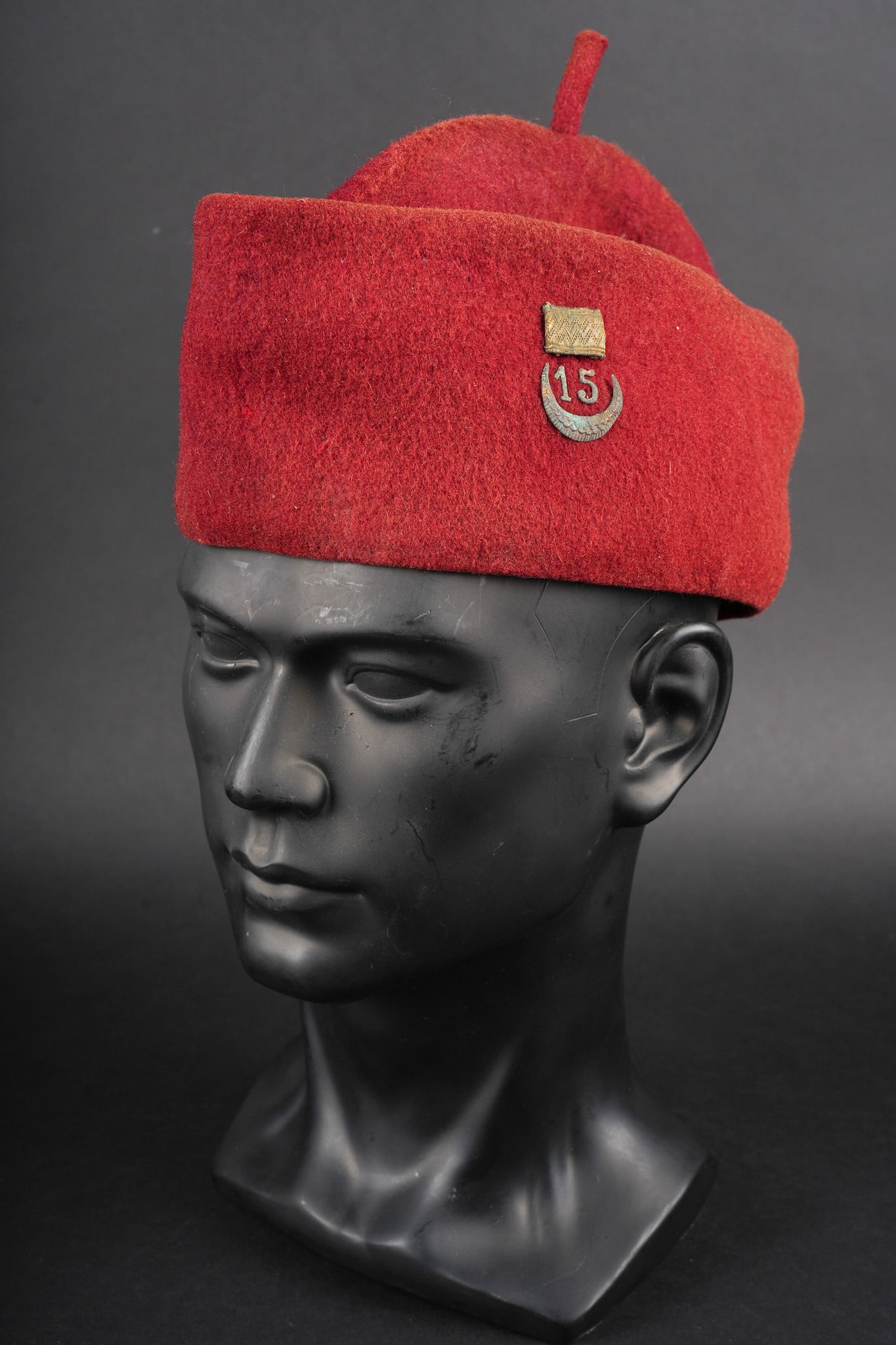 Chechia 15eme RTA. 15th RTA chechia.: Chechia 15eme RTA. En laine feutree garance, chiffres 15 et croissant metallique rapportes surmontes d un galon de grade. Le bandeau en cuir porte la mention manuscrite Tirailleur algerien 6eme compag