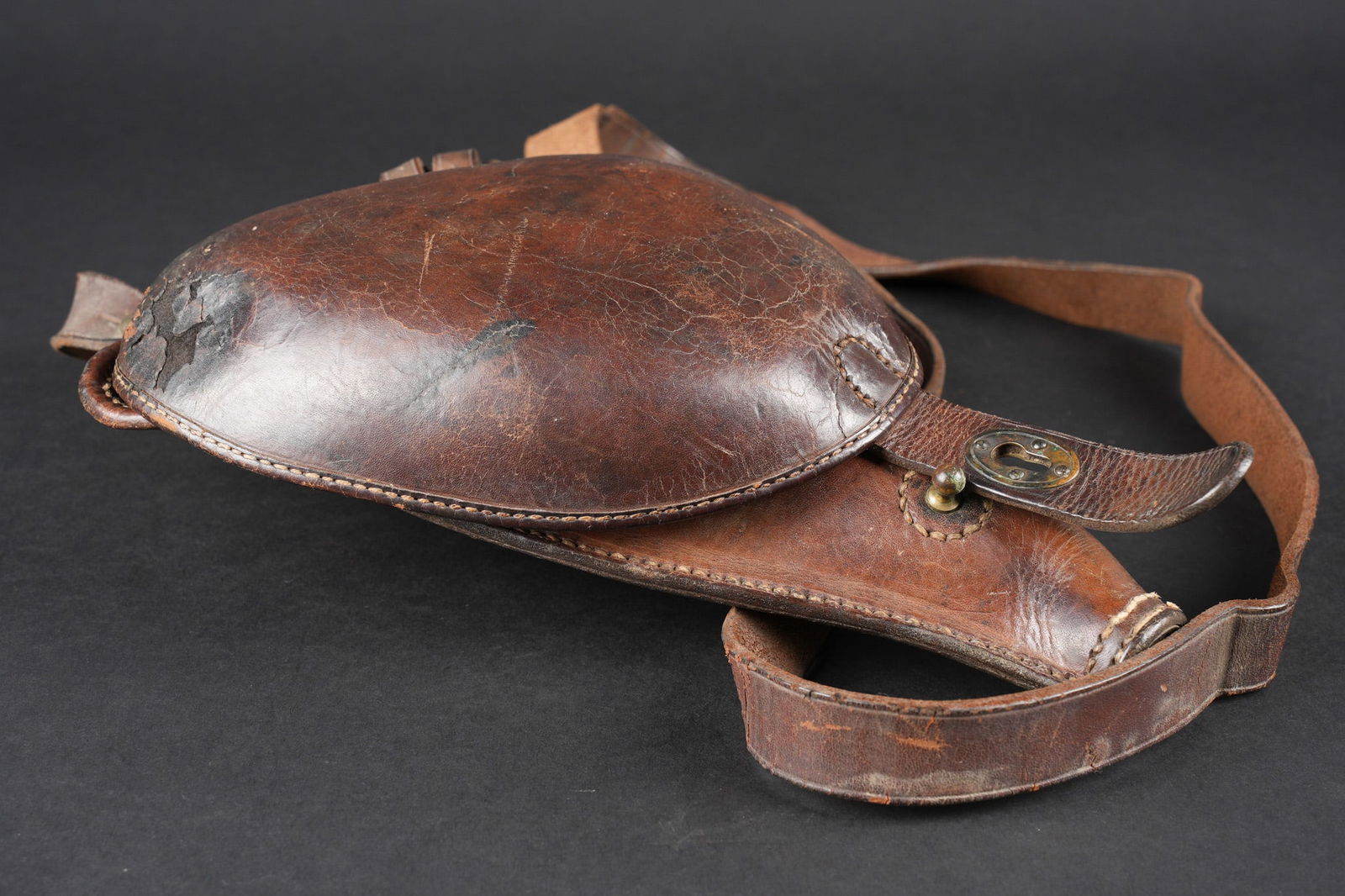 Etui de jambon 1892. Holster for revolver Model 1892.: Etui de jambon 1892. Etui dit jambon en cuir fauve pour modele 1892, sous le rabat se trouvent deux tampons aux annees illisibles. Cuir legerement craquele dan le coin superieur gauche. Dans le compar