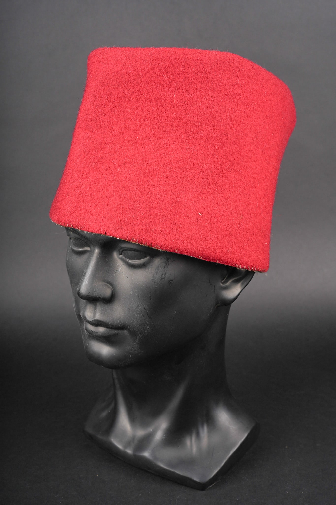 Chechia troupes d Afrique. Army of Africa chechia.: Chechia troupes d Afrique. En drap garance d une hauteur totale de 25cm attribuant donc l effet aux zouaves. Basane en cuir cousue a l envers, tampon de reception present mais illisible. Army of Afric