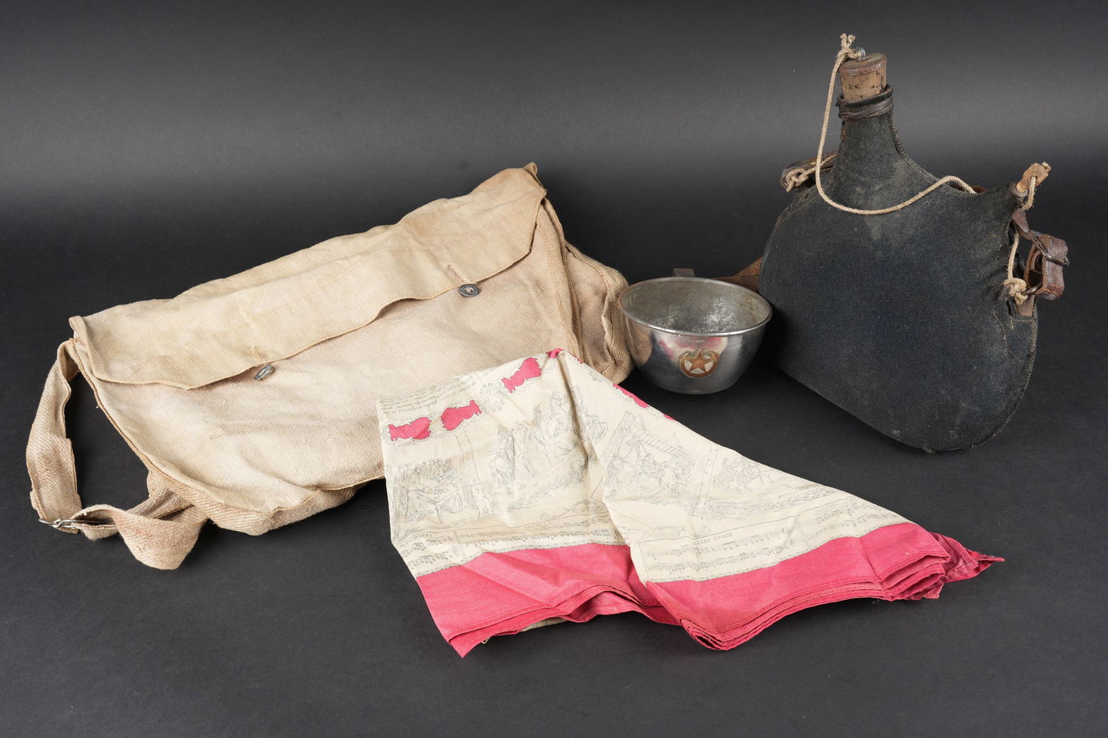 Ensemble d equipements. Equipment grouping.: Ensemble d equipements. Comprenant un bidon 1877 de deux litres avec sa housse en drap gris de fer bleute, courroie en cuir present mais lacet de serrage absent. Un quart de grande contenance sur lequ