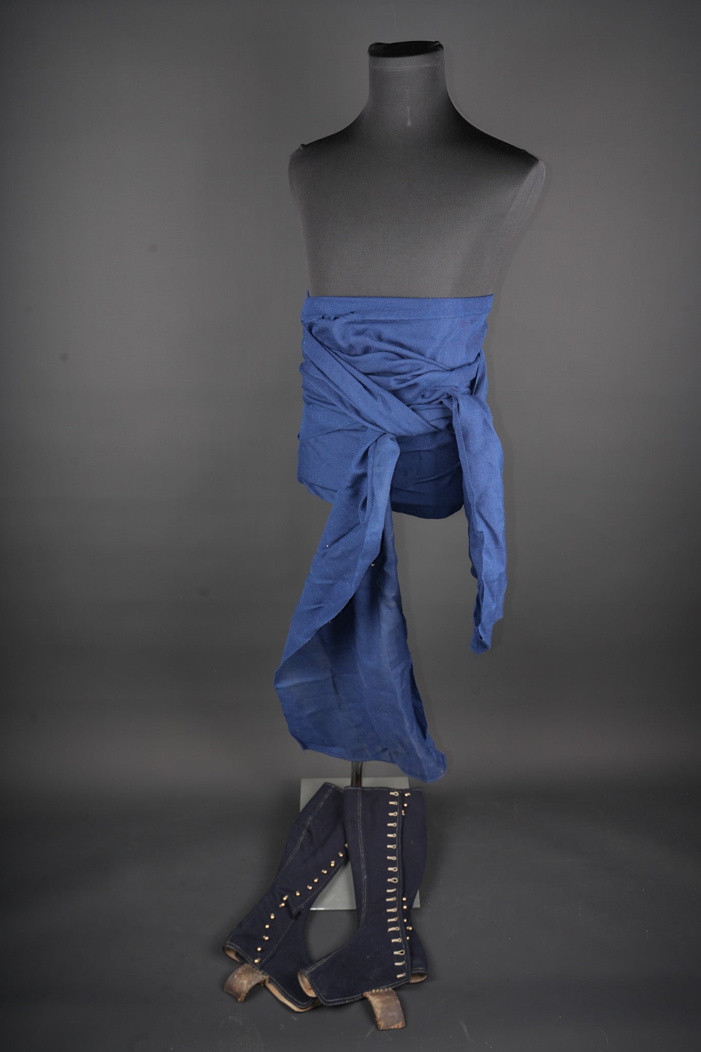 Paire de guetres zouaves. Pair of Zouave gaiters.: Paire de guetres zouaves. Modele specifique aux zouaves en drap de laine bleu fonce se refermant par 18 boutons grelots dores. Chaque guetre est doublee d un tissu ecru et une piece de cuir est