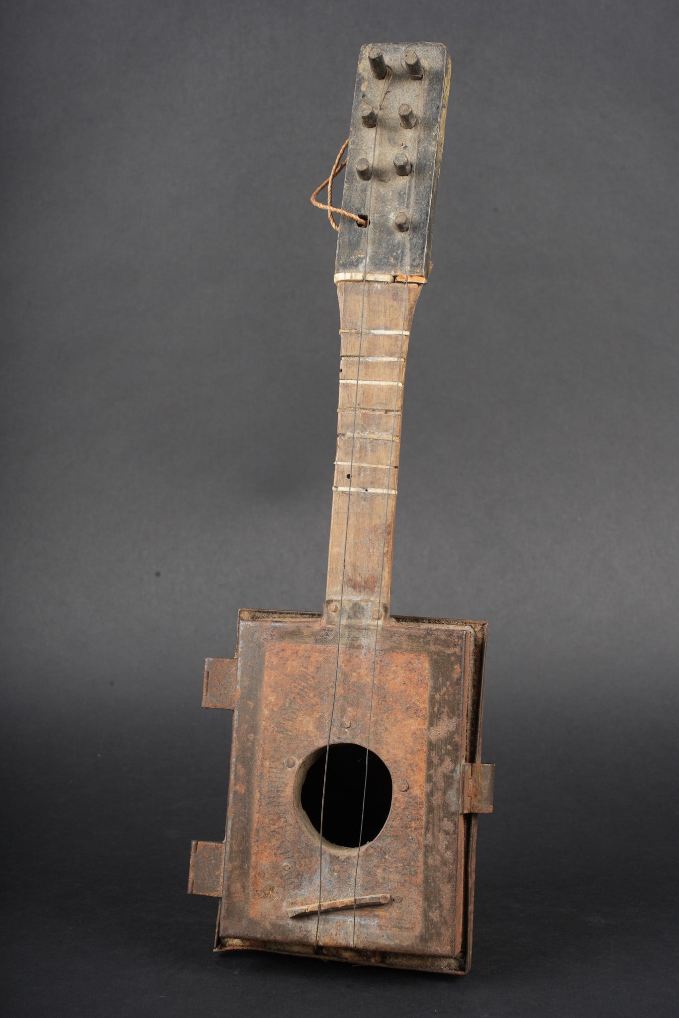 Mandoline artisanat de tranchees. Trench-art mandolin.: Mandoline artisanat de tranchees. La caisse est fabriquee a partir d une boite a pansements metallique, manche en bois, une tete absente, deux cordes presentes. Longueur 37cm. Trench-art mandolin.